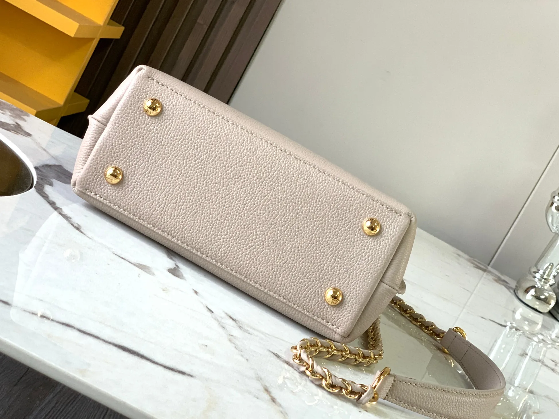 P1440【Original Leather💋M21052 Elephant Gray】This season, the small and exquisite Lockme Ever handbag is dyed in a fashionable new color of grained cow leather. Exquisite lines and the iconic LV padlock convey a trendy style. The elegant woven chain strap allows you to choose between cross-body or shoulder carry, and the top handle makes holding it more gentle. It is a perfect choice for carrying around day and night.   Detailed features 23 x 17x10 cm (length x height x width)