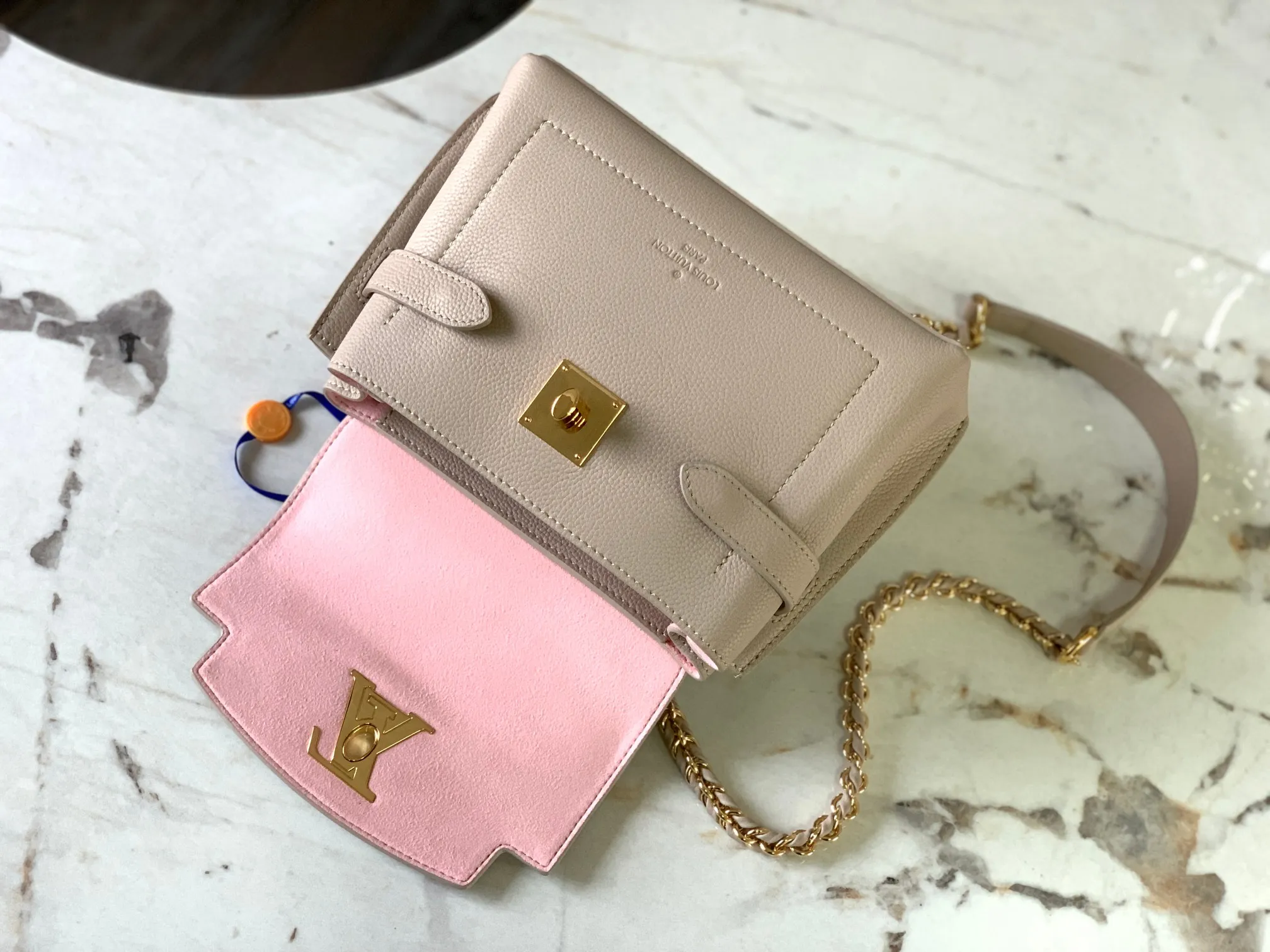 P1440【Original Leather💋M21052 Elephant Gray】This season, the small and exquisite Lockme Ever handbag is dyed in a fashionable new color of grained cow leather. Exquisite lines and the iconic LV padlock convey a trendy style. The elegant woven chain strap allows you to choose between cross-body or shoulder carry, and the top handle makes holding it more gentle. It is a perfect choice for carrying around day and night.   Detailed features 23 x 17x10 cm (length x height x width)
