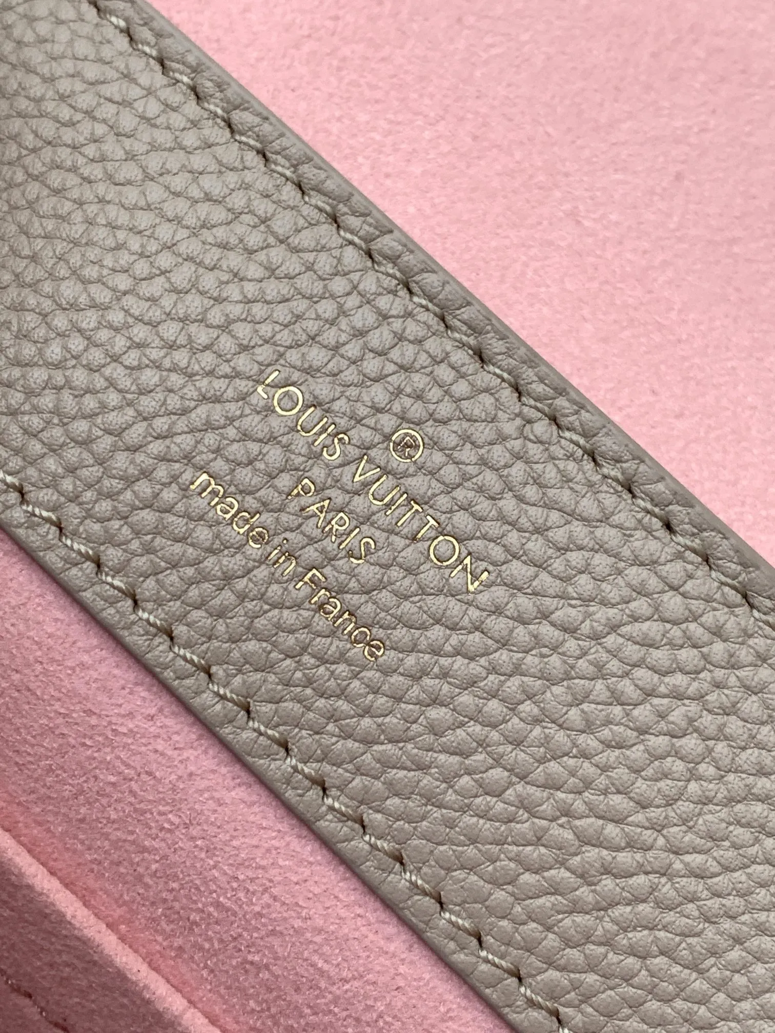 P1440【Original Leather💋M21052 Elephant Gray】This season, the small and exquisite Lockme Ever handbag is dyed in a fashionable new color of grained cow leather. Exquisite lines and the iconic LV padlock convey a trendy style. The elegant woven chain strap allows you to choose between cross-body or shoulder carry, and the top handle makes holding it more gentle. It is a perfect choice for carrying around day and night.   Detailed features 23 x 17x10 cm (length x height x width)
