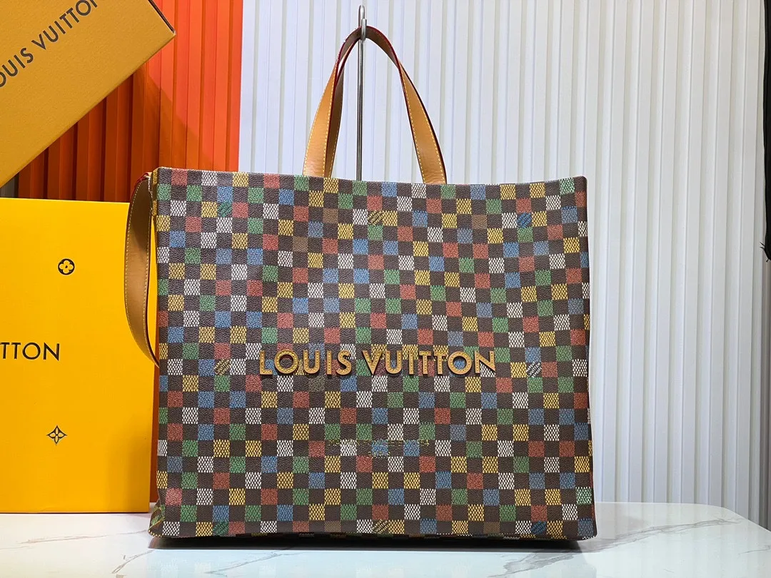Batch 340💰M24457 Black Orange Blue Green Gray Presbyopic Plaid Black Crocodile Orange Crocodile Pattern 9 Colors ✔️ This Shopper medium handbag draws inspiration from Louis Vuitton shopping bags, with the words Louis Vuitton and Maison Fondée En 1854 written on soft cow leather, with a top handle and a detachable shoulder strap. Size: 40x32x16cm