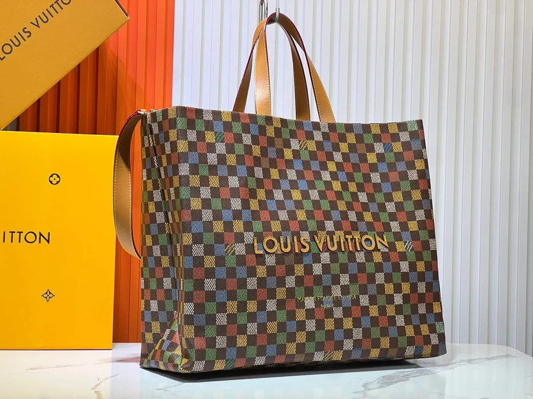 Batch 340💰M24457 Black Orange Blue Green Gray Presbyopic Plaid Black Crocodile Orange Crocodile Pattern 9 Colors ✔️ This Shopper medium handbag draws inspiration from Louis Vuitton shopping bags, with the words Louis Vuitton and Maison Fondée En 1854 written on soft cow leather, with a top handle and a detachable shoulder strap. Size: 40x32x16cm