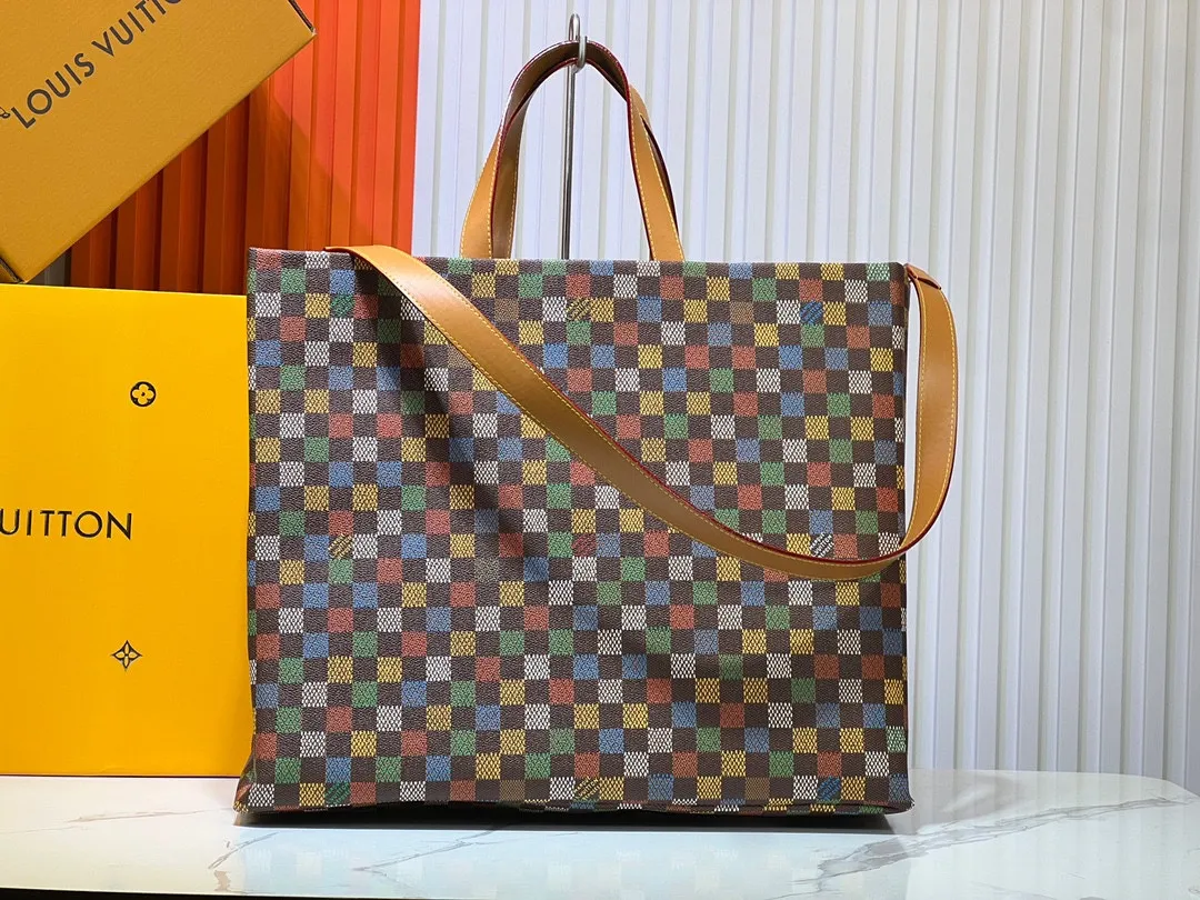 Batch 340💰M24457 Black Orange Blue Green Gray Presbyopic Plaid Black Crocodile Orange Crocodile Pattern 9 Colors ✔️ This Shopper medium handbag draws inspiration from Louis Vuitton shopping bags, with the words Louis Vuitton and Maison Fondée En 1854 written on soft cow leather, with a top handle and a detachable shoulder strap. Size: 40x32x16cm