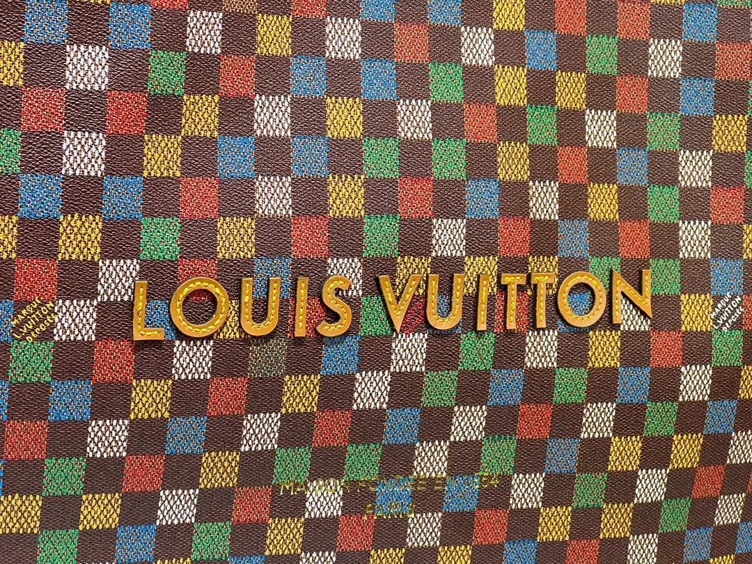 Batch 340💰M24457 Black Orange Blue Green Gray Presbyopic Plaid Black Crocodile Orange Crocodile Pattern 9 Colors ✔️ This Shopper medium handbag draws inspiration from Louis Vuitton shopping bags, with the words Louis Vuitton and Maison Fondée En 1854 written on soft cow leather, with a top handle and a detachable shoulder strap. Size: 40x32x16cm