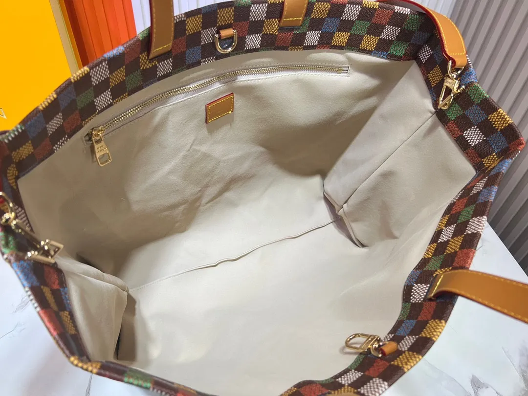 Batch 340💰M24457 Black Orange Blue Green Gray Presbyopic Plaid Black Crocodile Orange Crocodile Pattern 9 Colors ✔️ This Shopper medium handbag draws inspiration from Louis Vuitton shopping bags, with the words Louis Vuitton and Maison Fondée En 1854 written on soft cow leather, with a top handle and a detachable shoulder strap. Size: 40x32x16cm