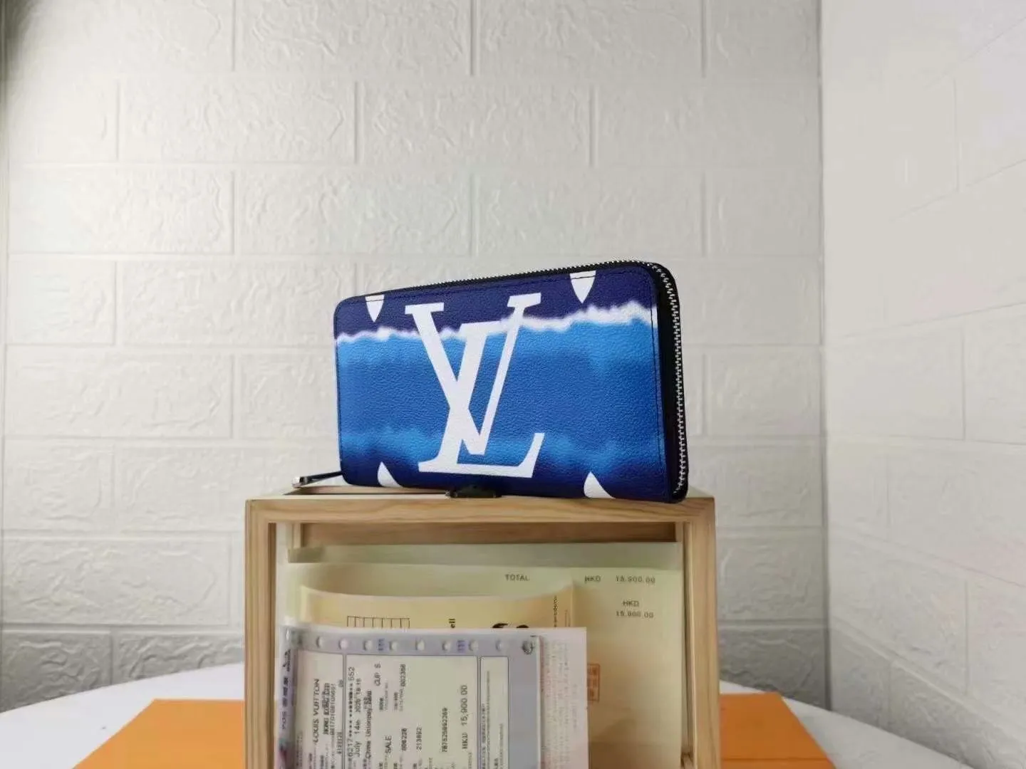 P130M69110 LV ESCALE ZIPPY WALLET Louis Vuitton’s classic Zippy wallet gets a new look in the LV Escale leather goods and accessories collection for the summer of 2020. The tie-dye effect of Monogram Giant canvas conveys the beauty of traditional Japanese tie-dyeing technology, and the zipper design securely protects pockets, compartments and card slots. Detailed features, 19.5x 10.5x 2.5 cm (LxHxW) Monogram coated canvas Cowhide lining Metal hardware, zipper closure, large accordion compartment, open bill compartment, zippered coin pocket, internal patch pocket, card slot.