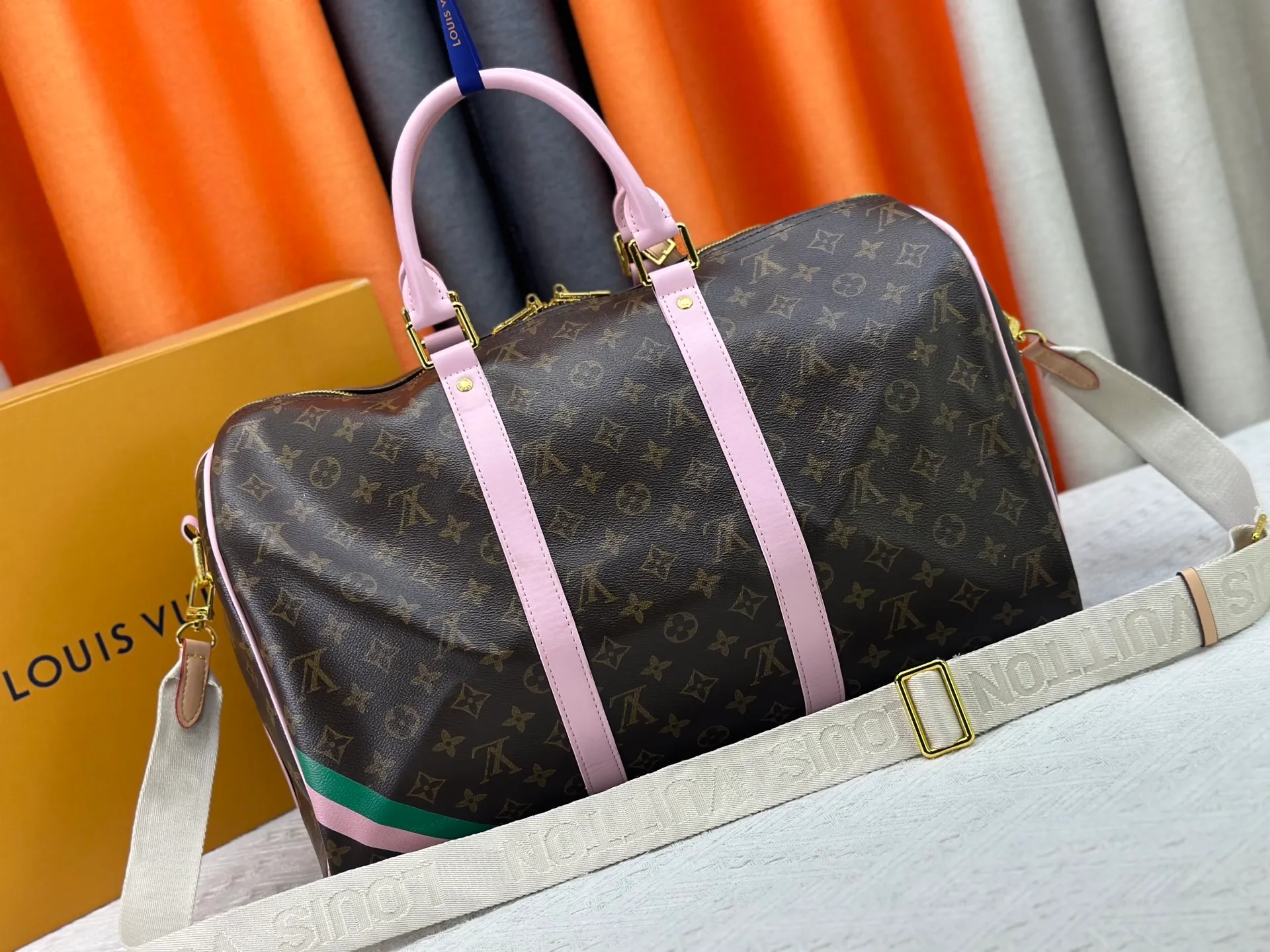 P340 M25822 M41416 This Keepall Bandouliere 45 travel bag is from the tennis series. It is a Monogram canvas bag decorated with colorful stripes and LV tennis-shaped decoration, with bright leather details. The carry-on size includes plenty of space, and the detachable shoulder strap makes it easy to carry on the shoulder or cross-body. Size: 45x27x20cm