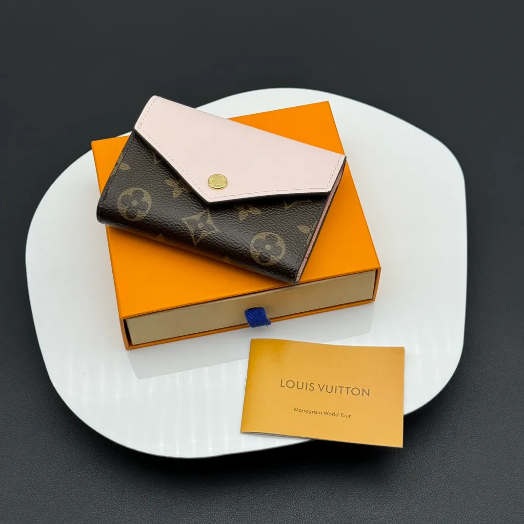 💰130 💎Upgraded original version🇫🇷 ZOÉ Wallet The Zoé wallet combines Damier Azur canvas and pastel leather to outline an envelope-like structure. The flip cover is decorated with gold Louis Vuitton snaps to welcome the coolness of summer. The compact design hides ample space, making it easy to store coins, banknotes and bank cards. It can also be placed in a pocket, handbag or clutch. Model: M60168 Dimensions: 9.5 x 7.5 x 3.0 cm (length x height x width).