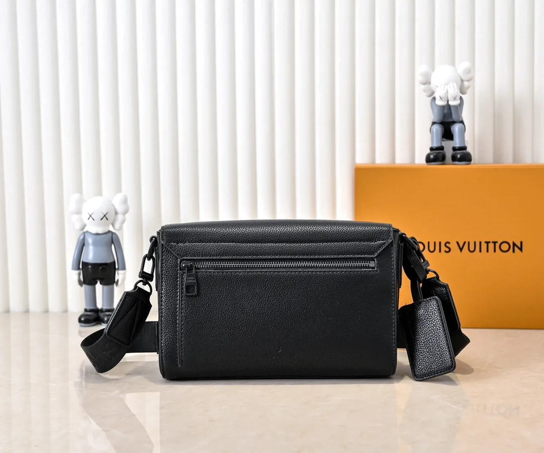 💰260💰Upgraded original [Takeoff small Aer messenger bag] M25125 24769 57080 black military green made of cow leather, with an obtuse flip cover and LV logo continuing the iconic elements of the LV Aerogram Yjm series. The close-fitting construction and wide removable shoulder strap make it a perfect choice for everyday travel.  Dimensions: 22 x 16.5 x 7 cm