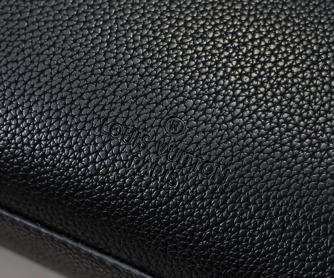 💰260💰Upgraded original [Takeoff small Aer messenger bag] M25125 24769 57080 black military green made of cow leather, with an obtuse flip cover and LV logo continuing the iconic elements of the LV Aerogram Yjm series. The close-fitting construction and wide removable shoulder strap make it a perfect choice for everyday travel.  Dimensions: 22 x 16.5 x 7 cm