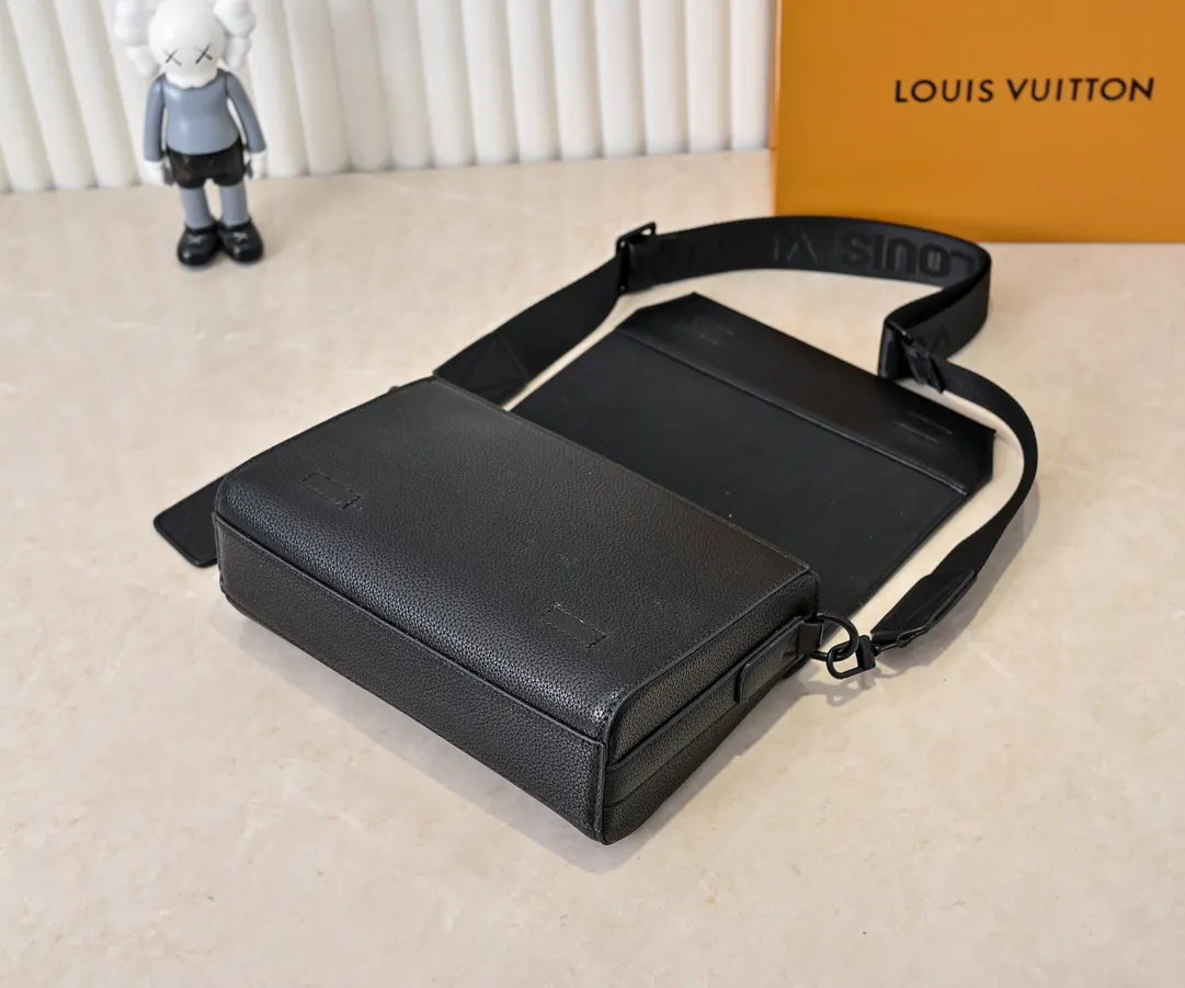 💰260💰Upgraded original [Takeoff small Aer messenger bag] M25125 24769 57080 black military green made of cow leather, with an obtuse flip cover and LV logo continuing the iconic elements of the LV Aerogram Yjm series. The close-fitting construction and wide removable shoulder strap make it a perfect choice for everyday travel.  Dimensions: 22 x 16.5 x 7 cm
