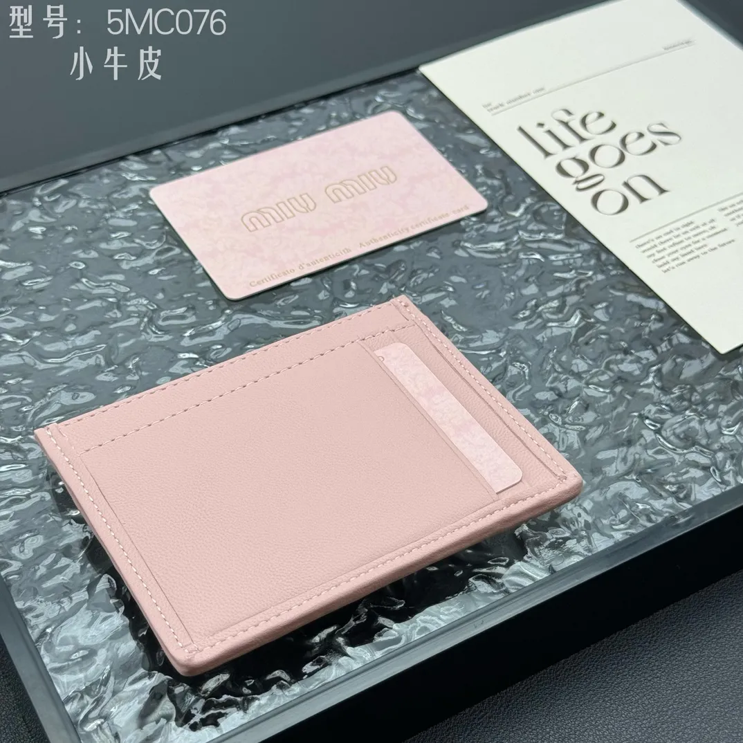 💰110 💎Upgraded original version (quality comparable to the original) pocket wallet💗 Equipped with calfskin, built-in small aromatherapy, new card holder, 💃💃top imported cowhide material 🐮👋Matelasse pattern, miu logo hot stamping inside 💞Six card slots, Moire and leather lining, Model: 5MC076 Size: 8X10.5