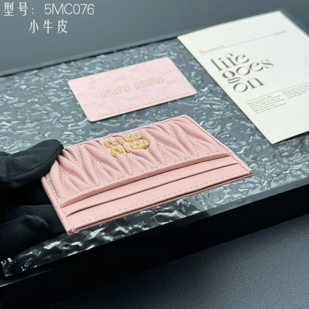 💰110 💎Upgraded original version (quality comparable to the original) pocket wallet💗 Equipped with calfskin, built-in small aromatherapy, new card holder, 💃💃top imported cowhide material 🐮👋Matelasse pattern, miu logo hot stamping inside 💞Six card slots, Moire and leather lining, Model: 5MC076 Size: 8X10.5