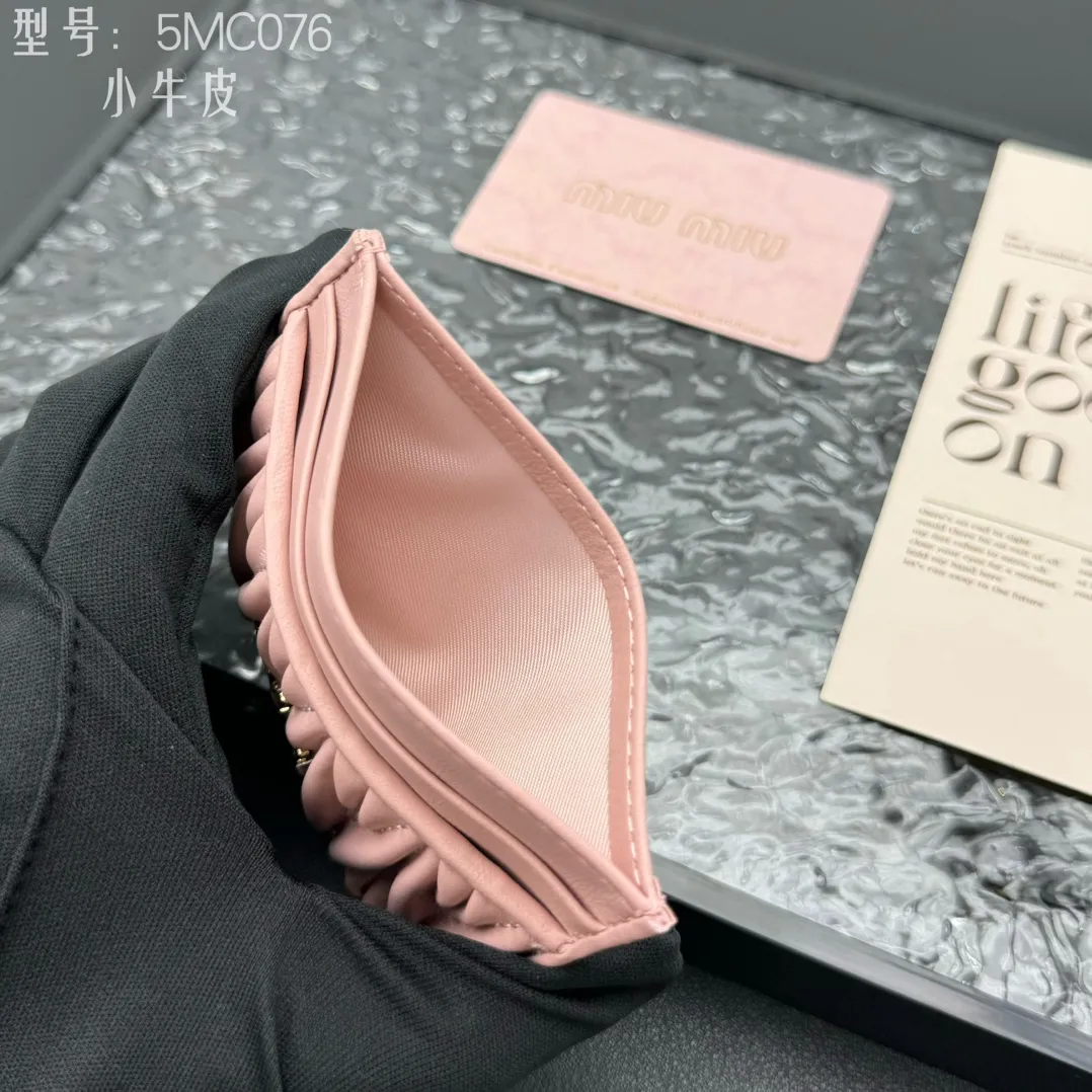 💰110 💎Upgraded original version (quality comparable to the original) pocket wallet💗 Equipped with calfskin, built-in small aromatherapy, new card holder, 💃💃top imported cowhide material 🐮👋Matelasse pattern, miu logo hot stamping inside 💞Six card slots, Moire and leather lining, Model: 5MC076 Size: 8X10.5