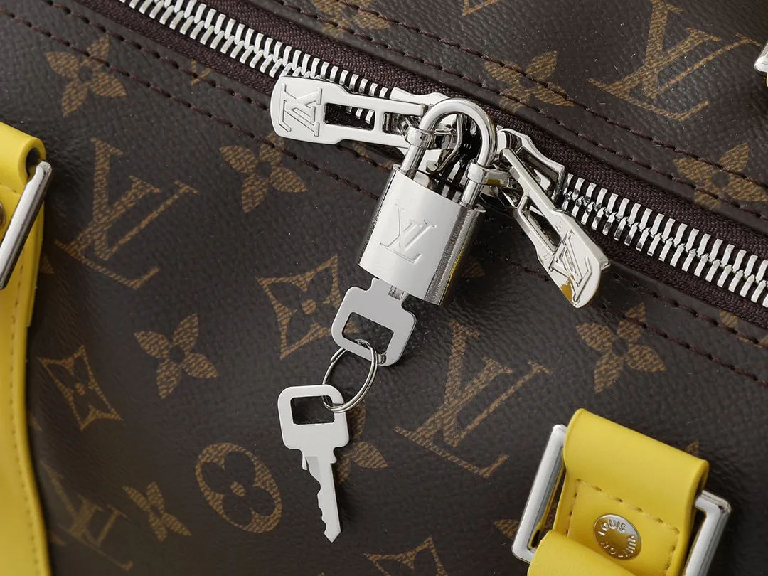 💰320💰Upgraded original M46771 yellow M46775 purple M46772 blue M46769 red M46770 orange M46774 green M46773 rose red This Keepall Bandoulière 50 travel bag is made of Monogram Macassar canvas, which simultaneously renders bright colors for the side straps, nameplate, fabric lining and top leather handle. The size of your carry-on luggage hides plenty of space. 50.0 x 29.0 x 23.0 cm (length x height x width)