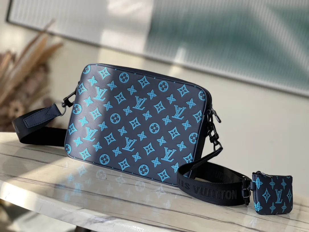 💰1060 (top-grain leather) top original M46604 blue embossed This Trio messenger bag is made of Monogram embossed cow leather. The zippered front pocket and the small coin purse on the shoulder strap are both detachable, enriching the functional design with the main compartment. The removable and adjustable jacquard fabric shoulder strap is marked with the brand's logo for comfortable shoulder and cross-body wear. Dimensions: 25 x 18.5 x 7 cm
