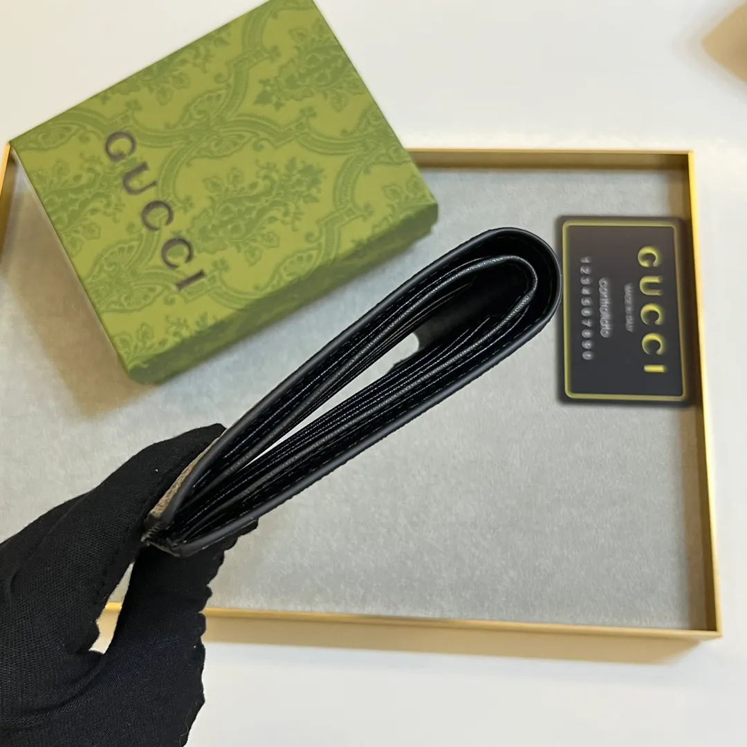 💰120 💎Upgraded original version 🇮🇹 Made with careful combination of the two most recognizable logos of the G family - GG pattern and webbing. This short wallet is made of GG Supreme premium man-made canvas with branded web stripes. Style number: 408827. Size: 11x9cm