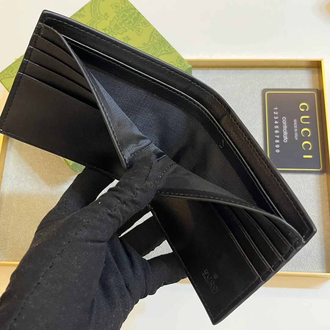 💰120 💎Upgraded original version 🇮🇹 Made with careful combination of the two most recognizable logos of the G family - GG pattern and webbing. This short wallet is made of GG Supreme premium man-made canvas with branded web stripes. Style number: 408827. Size: 11x9cm
