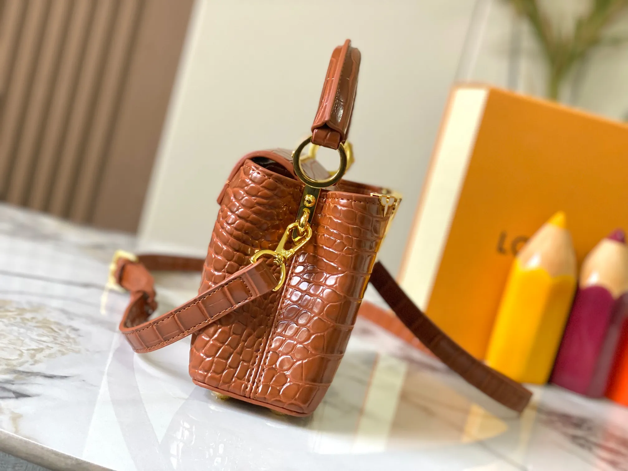 p440 [Guangzhou top quality original] M86153 This Capucines mini handbag is made of Monogram crocodile pattern with pointed flowers and decorative lines, with LV letters and woven chains infused with metallic edges, and with contrasting leather trim. The flip cover can be placed externally or internally, and the neat inner layer and multiple carrying methods complete the functional details.  21x 14 x 8.0 cm (length x height x width)