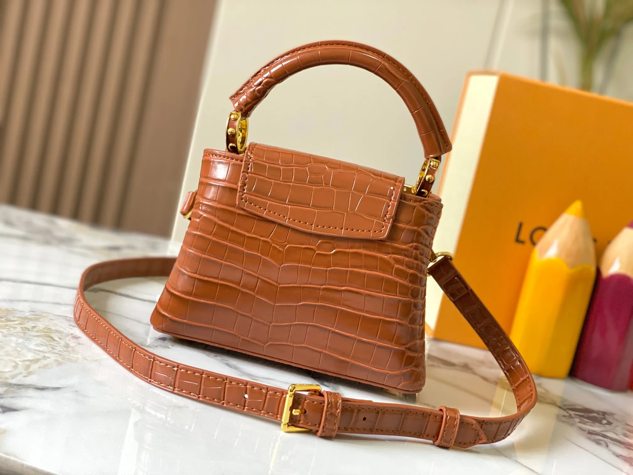p440 [Guangzhou top quality original] M86153 This Capucines mini handbag is made of Monogram crocodile pattern with pointed flowers and decorative lines, with LV letters and woven chains infused with metallic edges, and with contrasting leather trim. The flip cover can be placed externally or internally, and the neat inner layer and multiple carrying methods complete the functional details.  21x 14 x 8.0 cm (length x height x width)