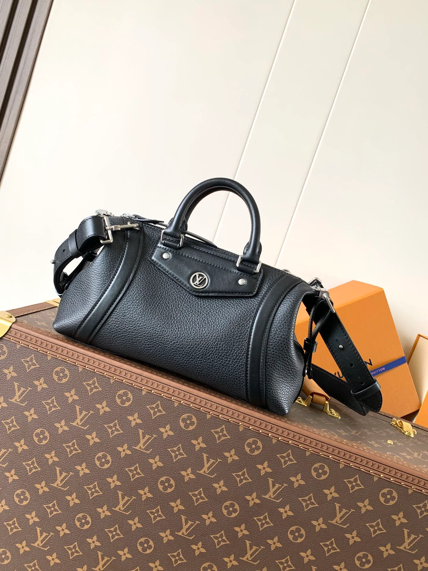 💰1420 (top layer leather) small size top original order, transcoding chip black M14623 mini M14514 small size M14700 medium size dark gray M14702 medium size light gray M14721 small size M14721 medium size This Nano LV Rider handbag comes from the 2025 spring and summer series. It is pixelated grain sheep leather blended with smooth cow leather elements, and then LV The Circle logo is the finishing touch with a sophisticated patch. The foldable configuration makes it easy to store in a suitcase, and the modern design adds a rock-n-roll edge to any look.  Mini 10 x 10 x 23 cm Small 12 × 12 × 30 cm Medium 15 × 15 × 38 cm (H x W x L) Sheep leather Cow leather trim Textile lining Metal hardware Zipper closure Side slip straps Internal pocket Holds a 6.7-inch smartphone, Romy card holder and lipstick Shoulder strap: removable, adjustable Strap half-length: 30.0 cm Bag strap half length adjustable to: 45.0 cm Handle: double handle