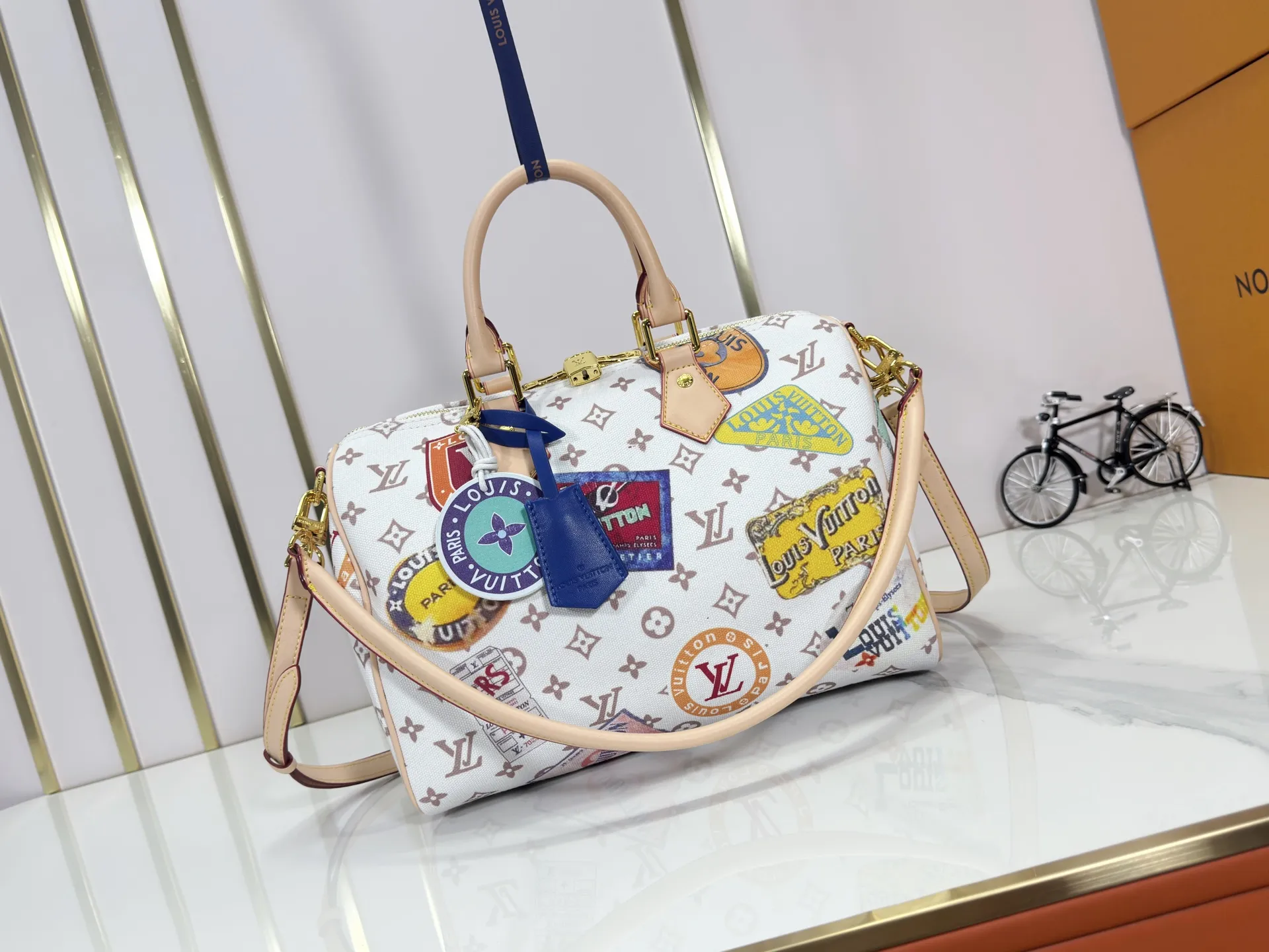 P300 upgraded original M14587 M40391 M14736 This Sedy Soft 30 handbag interprets the Monogram Dune with retro touches, with aircraft-shaped decoration and collage effect label, paying tribute to the design of the Gaston Louis Vuitton collection series. The long handle makes it easy to carry on the shoulder, making it a great travel companion. 30.0 x 21.0 x 17.0 cm (L x H x W) • Coated canvas • Cow leather trim • Metal hardware • Double zipper closure • Internal zippered pocket • Key holder • Patch name tag • Airplane style decoration • Holds 9" tablet, 6.7" smart phone, Ziy long wallet, keys, tissues, and sun • Shoulder strap: removable, non-adjustable • Strap half length: 24.0 cm • Handle: Double handle.