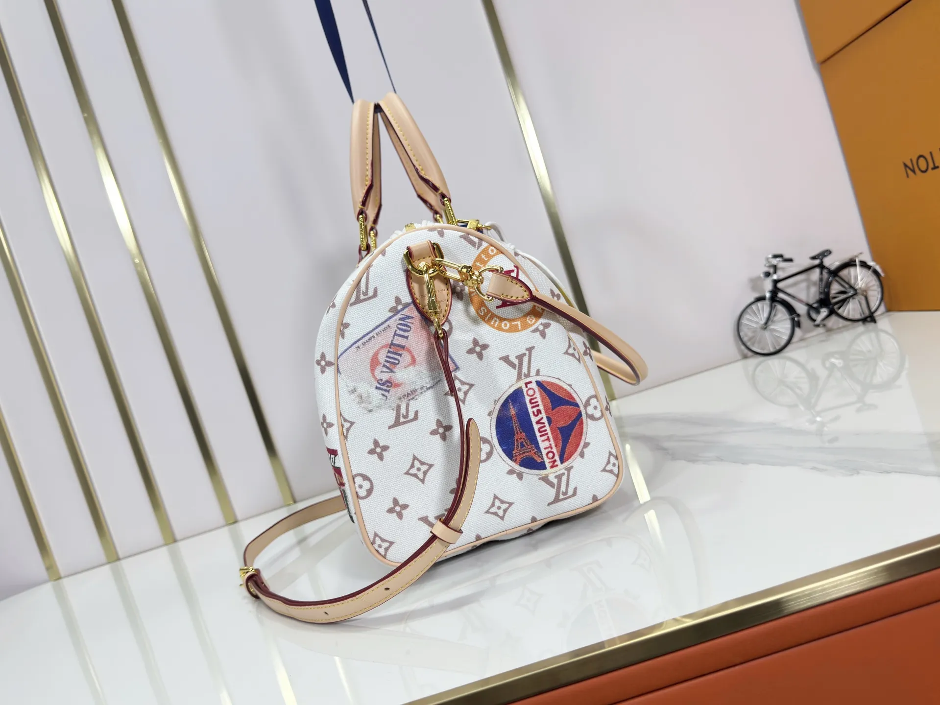 P300 upgraded original M14587 M40391 M14736 This Sedy Soft 30 handbag interprets the Monogram Dune with retro touches, with aircraft-shaped decoration and collage effect label, paying tribute to the design of the Gaston Louis Vuitton collection series. The long handle makes it easy to carry on the shoulder, making it a great travel companion. 30.0 x 21.0 x 17.0 cm (L x H x W) • Coated canvas • Cow leather trim • Metal hardware • Double zipper closure • Internal zippered pocket • Key holder • Patch name tag • Airplane style decoration • Holds 9" tablet, 6.7" smart phone, Ziy long wallet, keys, tissues, and sun • Shoulder strap: removable, non-adjustable • Strap half length: 24.0 cm • Handle: Double handle.