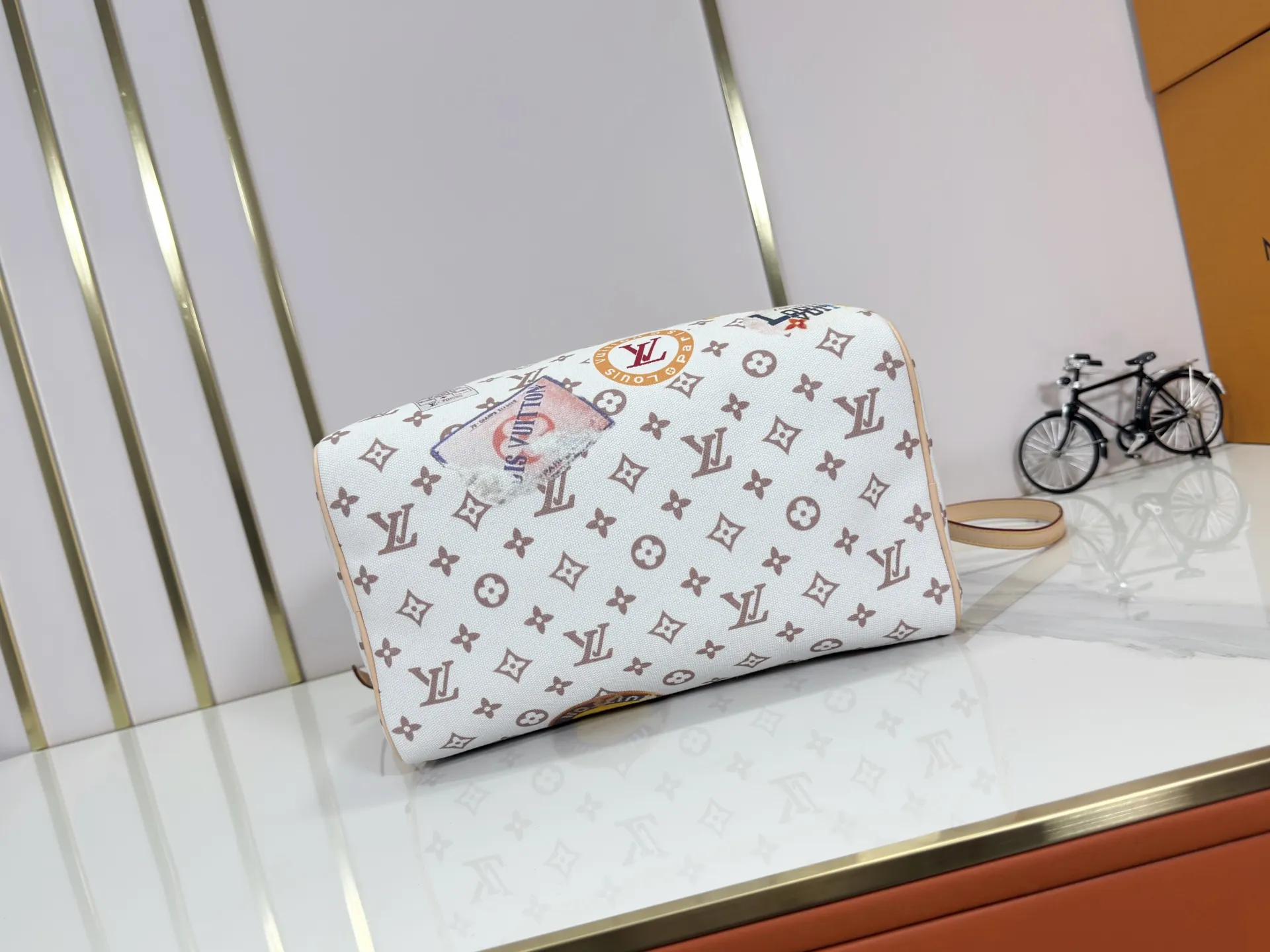 P300 upgraded original M14587 M40391 M14736 This Sedy Soft 30 handbag interprets the Monogram Dune with retro touches, with aircraft-shaped decoration and collage effect label, paying tribute to the design of the Gaston Louis Vuitton collection series. The long handle makes it easy to carry on the shoulder, making it a great travel companion. 30.0 x 21.0 x 17.0 cm (L x H x W) • Coated canvas • Cow leather trim • Metal hardware • Double zipper closure • Internal zippered pocket • Key holder • Patch name tag • Airplane style decoration • Holds 9" tablet, 6.7" smart phone, Ziy long wallet, keys, tissues, and sun • Shoulder strap: removable, non-adjustable • Strap half length: 24.0 cm • Handle: Double handle.
