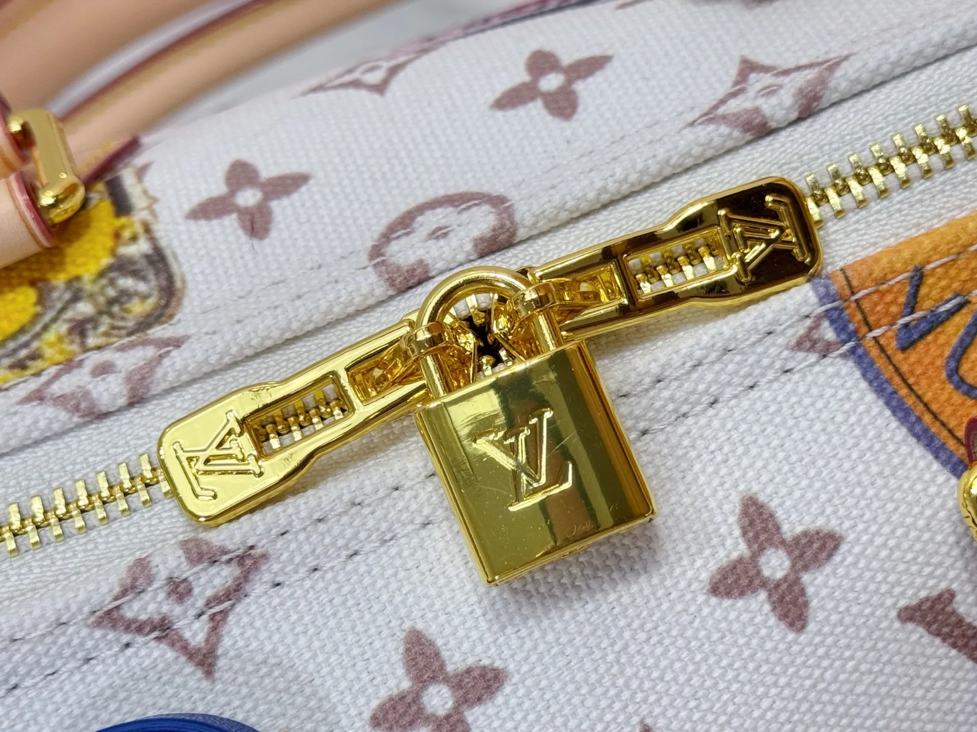 P300 upgraded original M14587 M40391 M14736 This Sedy Soft 30 handbag interprets the Monogram Dune with retro touches, with aircraft-shaped decoration and collage effect label, paying tribute to the design of the Gaston Louis Vuitton collection series. The long handle makes it easy to carry on the shoulder, making it a great travel companion. 30.0 x 21.0 x 17.0 cm (L x H x W) • Coated canvas • Cow leather trim • Metal hardware • Double zipper closure • Internal zippered pocket • Key holder • Patch name tag • Airplane style decoration • Holds 9" tablet, 6.7" smart phone, Ziy long wallet, keys, tissues, and sun • Shoulder strap: removable, non-adjustable • Strap half length: 24.0 cm • Handle: Double handle.