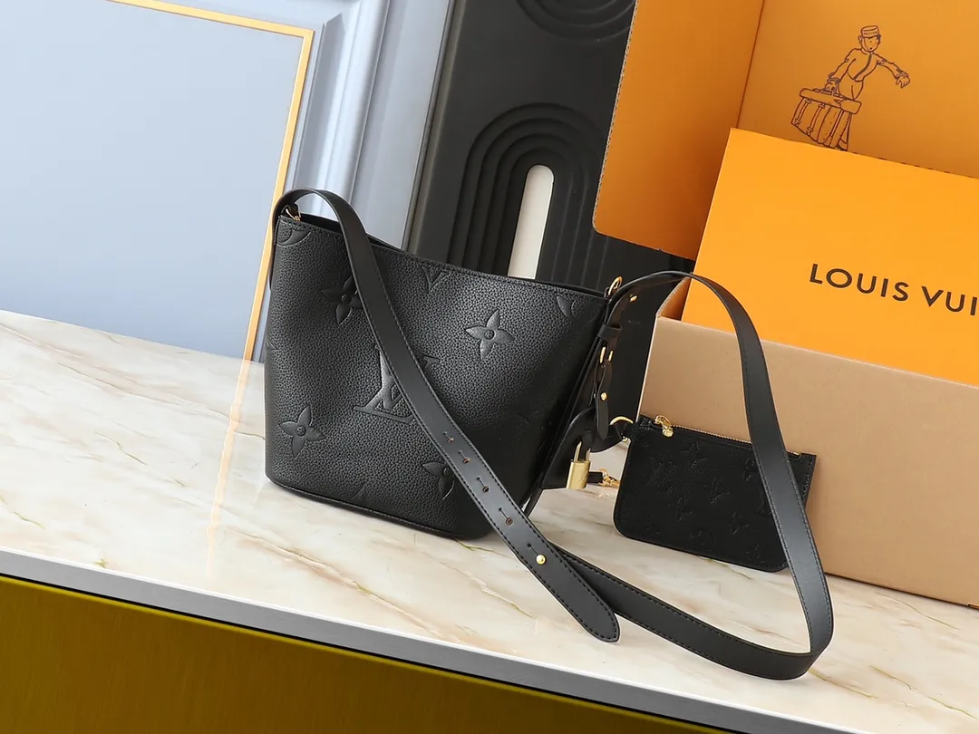 💰220💰Upgraded from the original M12925 M12926 M13480 M13044 M14356 M13045 M13089 This All In BB handbag is made of Monogram cow leather with shiny metal parts, and the iconic padlock and nameplate highlight the classic style. The adjustable shoulder strap continues the brand's trunk-making heritage, and the leather shoulder strap adds cross-body and shoulder carry options. The foldable design enables the silhouette to be retracted and retracted freely, providing ample space for daily use. 16.0 x 18.0 x 12.0 cm (length x height x width)