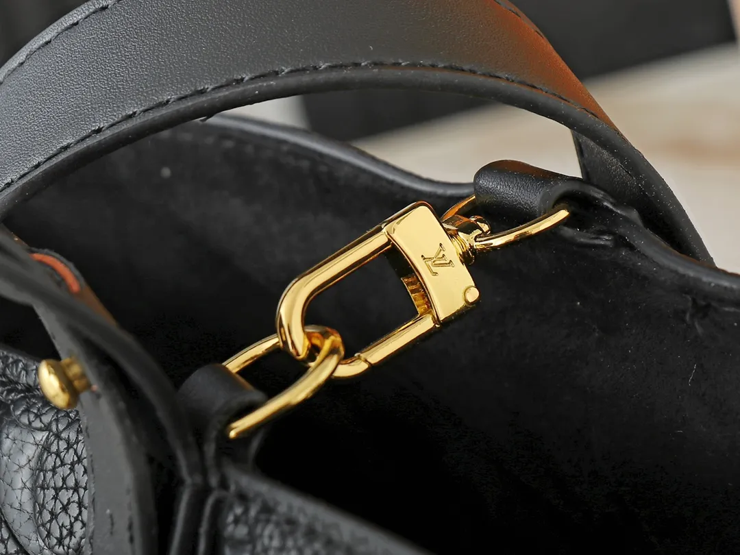💰220💰Upgraded from the original M12925 M12926 M13480 M13044 M14356 M13045 M13089 This All In BB handbag is made of Monogram cow leather with shiny metal parts, and the iconic padlock and nameplate highlight the classic style. The adjustable shoulder strap continues the brand's trunk-making heritage, and the leather shoulder strap adds cross-body and shoulder carry options. The foldable design enables the silhouette to be retracted and retracted freely, providing ample space for daily use. 16.0 x 18.0 x 12.0 cm (length x height x width)