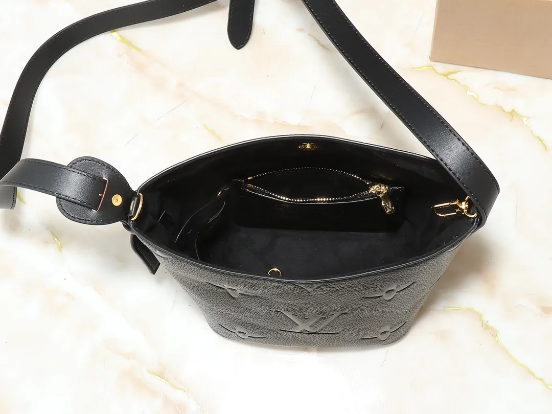 💰220💰Upgraded from the original M12925 M12926 M13480 M13044 M14356 M13045 M13089 This All In BB handbag is made of Monogram cow leather with shiny metal parts, and the iconic padlock and nameplate highlight the classic style. The adjustable shoulder strap continues the brand's trunk-making heritage, and the leather shoulder strap adds cross-body and shoulder carry options. The foldable design enables the silhouette to be retracted and retracted freely, providing ample space for daily use. 16.0 x 18.0 x 12.0 cm (length x height x width)