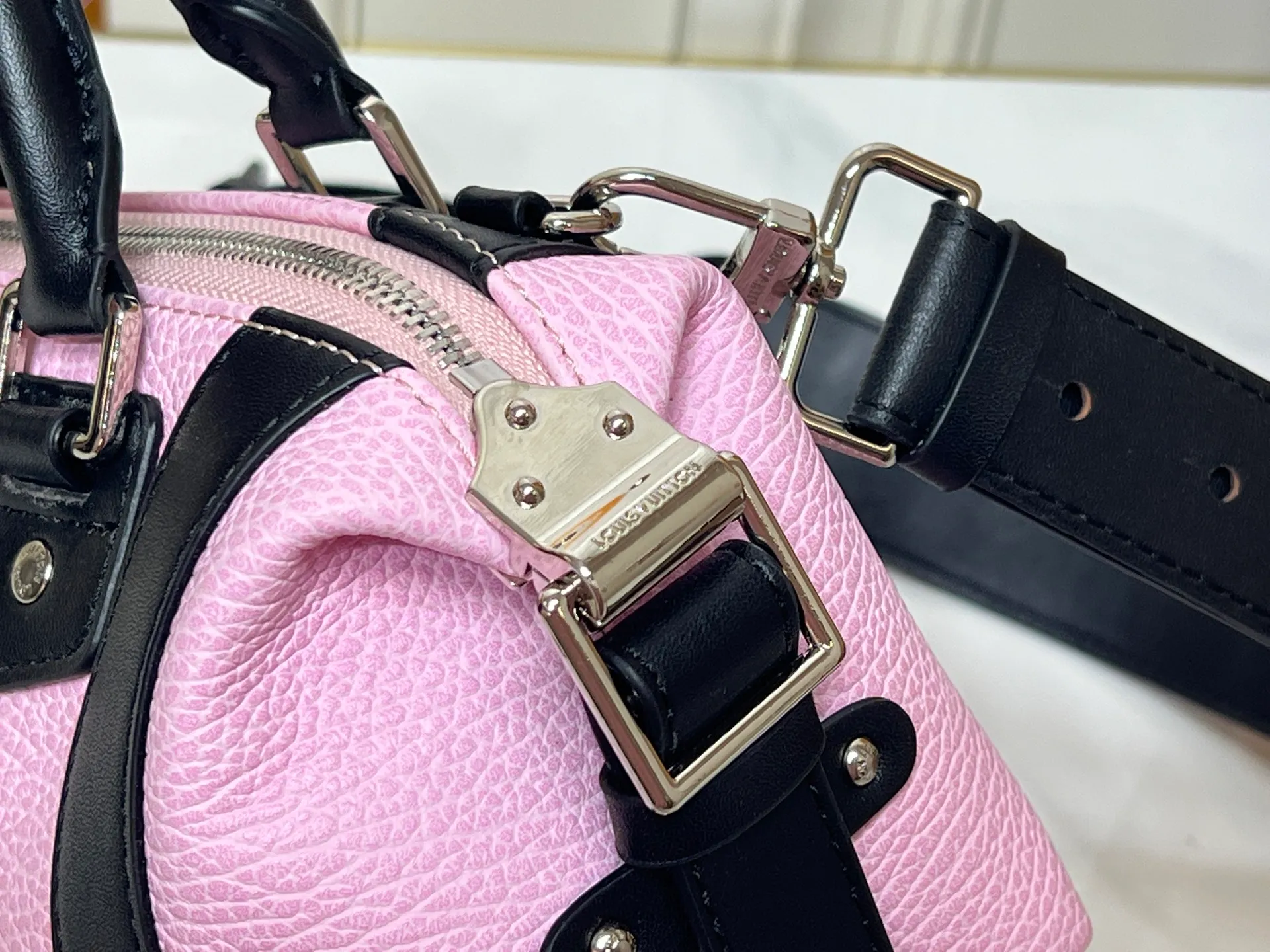 Batch 320💰[Exclusive real shot] Small size M25566 M14623 Full leather motorcycle bag M14702 M14700 NANO LV BIKER handbag This Nano LV Rider handbag is from the 2025 spring and summer series. It is made of pixelated grain sheep leather with smooth cow leather elements, and is decorated with LV Circle logo. The foldable configuration makes it easy to store in a suitcase, and the modern design adds a rock-n-roll edge to any look. Dimensions: 10 x 10 x 23 cm