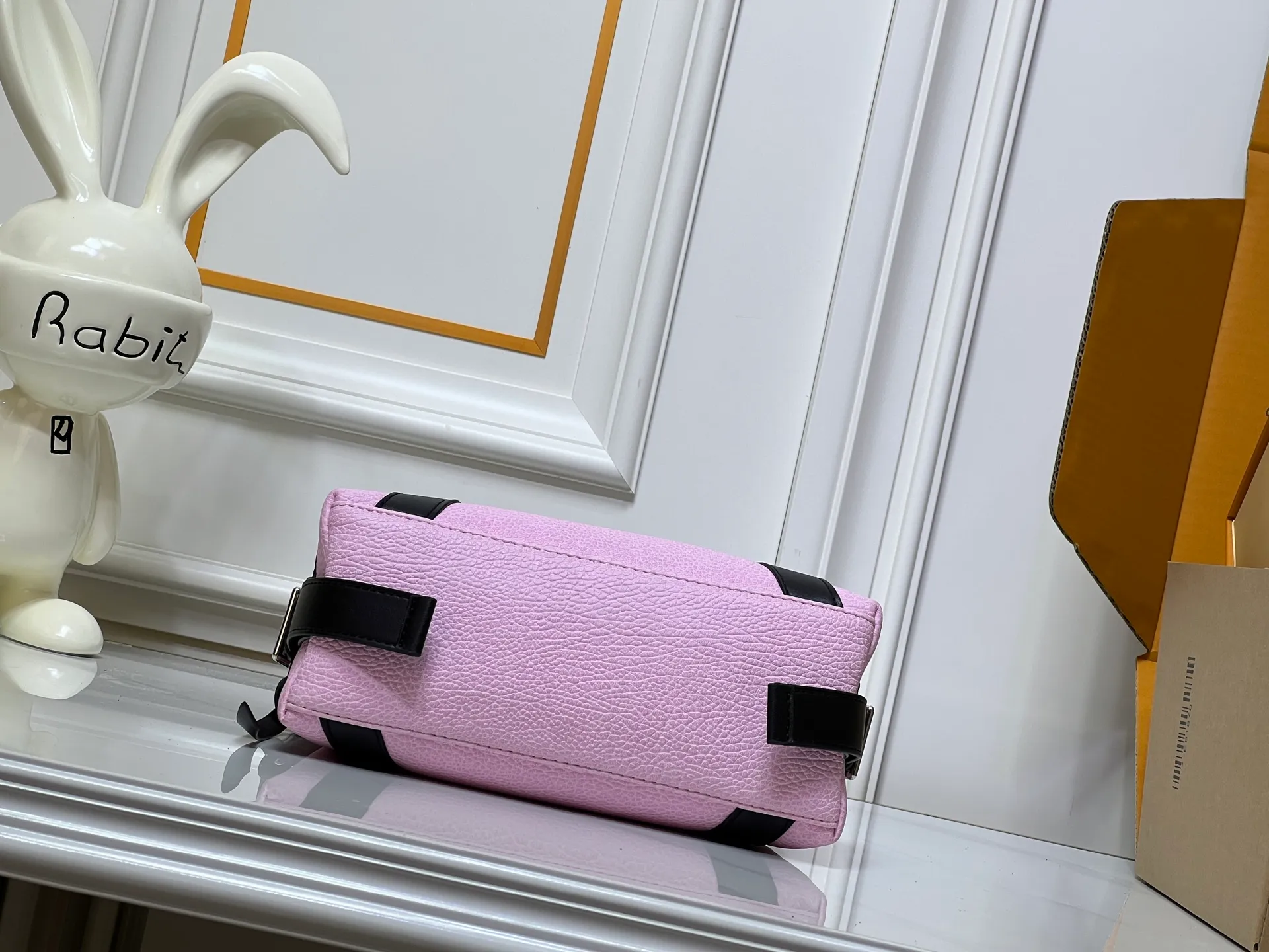 Batch 320💰[Exclusive real shot] Small size M25566 M14623 Full leather motorcycle bag M14702 M14700 NANO LV BIKER handbag This Nano LV Rider handbag is from the 2025 spring and summer series. It is made of pixelated grain sheep leather with smooth cow leather elements, and is decorated with LV Circle logo. The foldable configuration makes it easy to store in a suitcase, and the modern design adds a rock-n-roll edge to any look. Dimensions: 10 x 10 x 23 cm