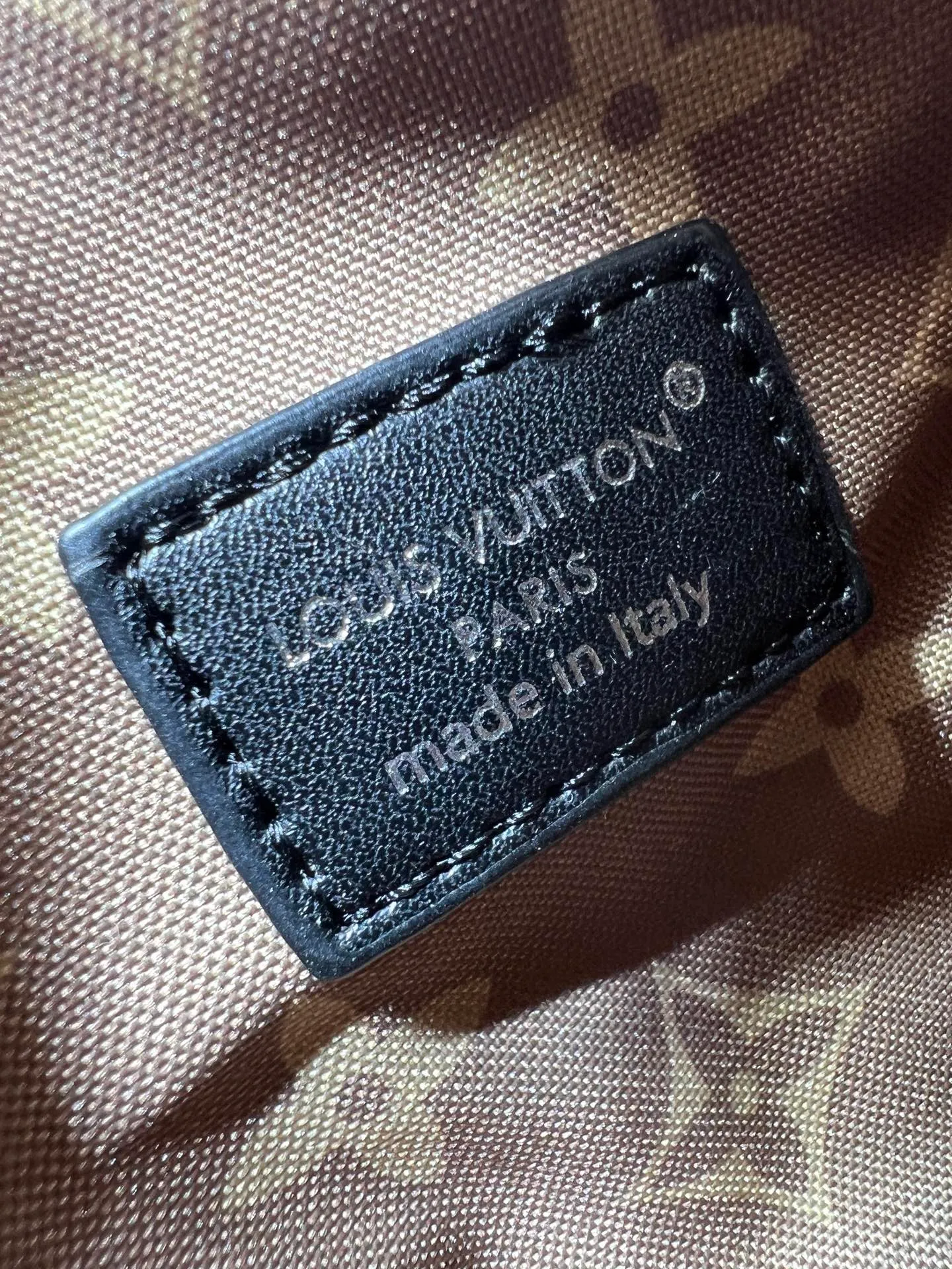 Batch 320💰[Exclusive real shot] Small size M25566 M14623 Full leather motorcycle bag M14702 M14700 NANO LV BIKER handbag This Nano LV Rider handbag is from the 2025 spring and summer series. It is made of pixelated grain sheep leather with smooth cow leather elements, and is decorated with LV Circle logo. The foldable configuration makes it easy to store in a suitcase, and the modern design adds a rock-n-roll edge to any look. Dimensions: 10 x 10 x 23 cm