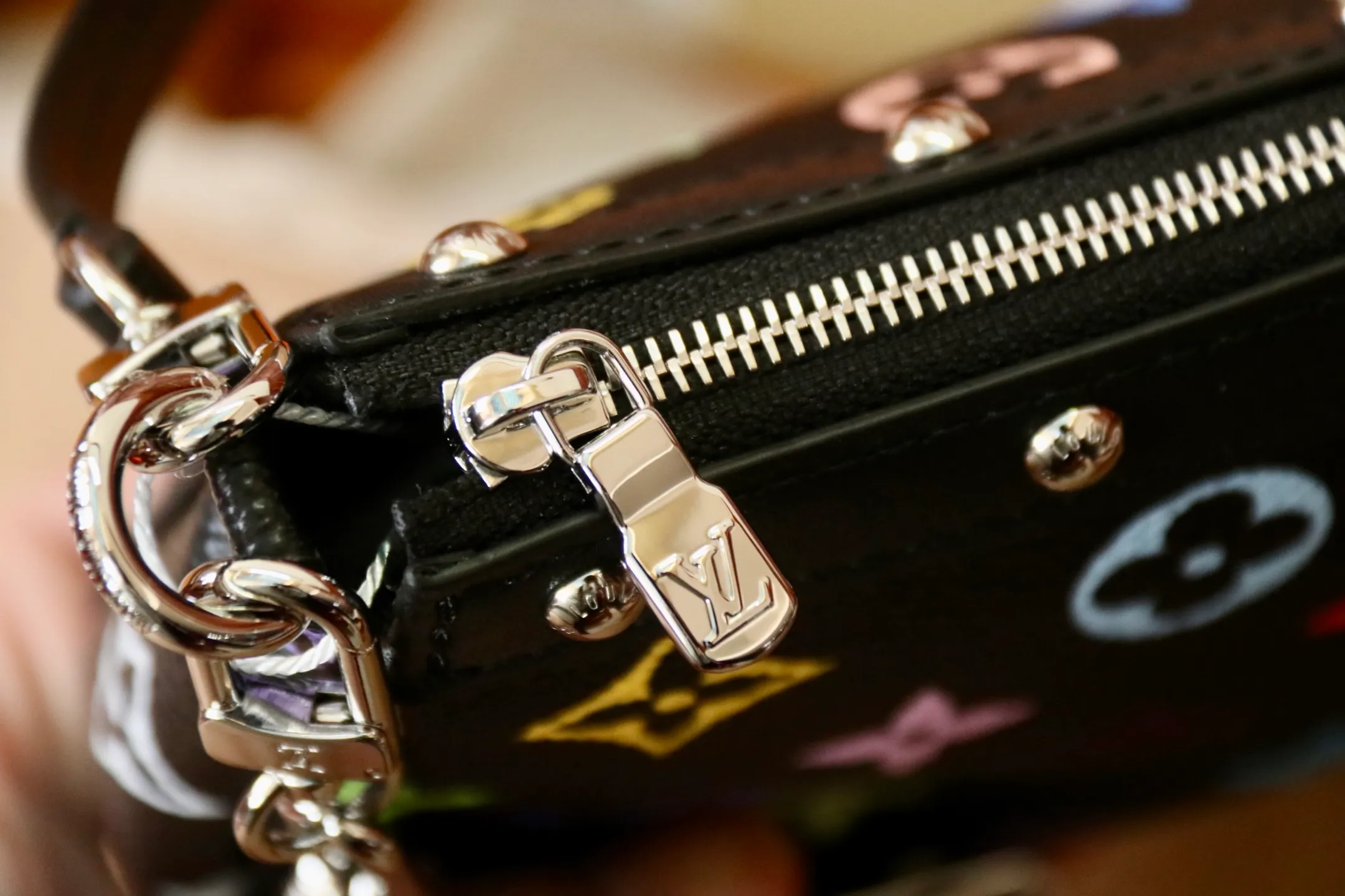 The top original P720 M13404 black Pochette Accessoires handbag is made of coated canvas and uses colorful Monogram patterns to interpret the smart style of the Louis Vuitton x Murakami cross-border collaboration series. Calf leather trim and dazzling hardware add to the sophisticated details, while the detachable shoulder strap and chain allow for flexible carry. 13 x 4 x 22 cm (height x width x length)