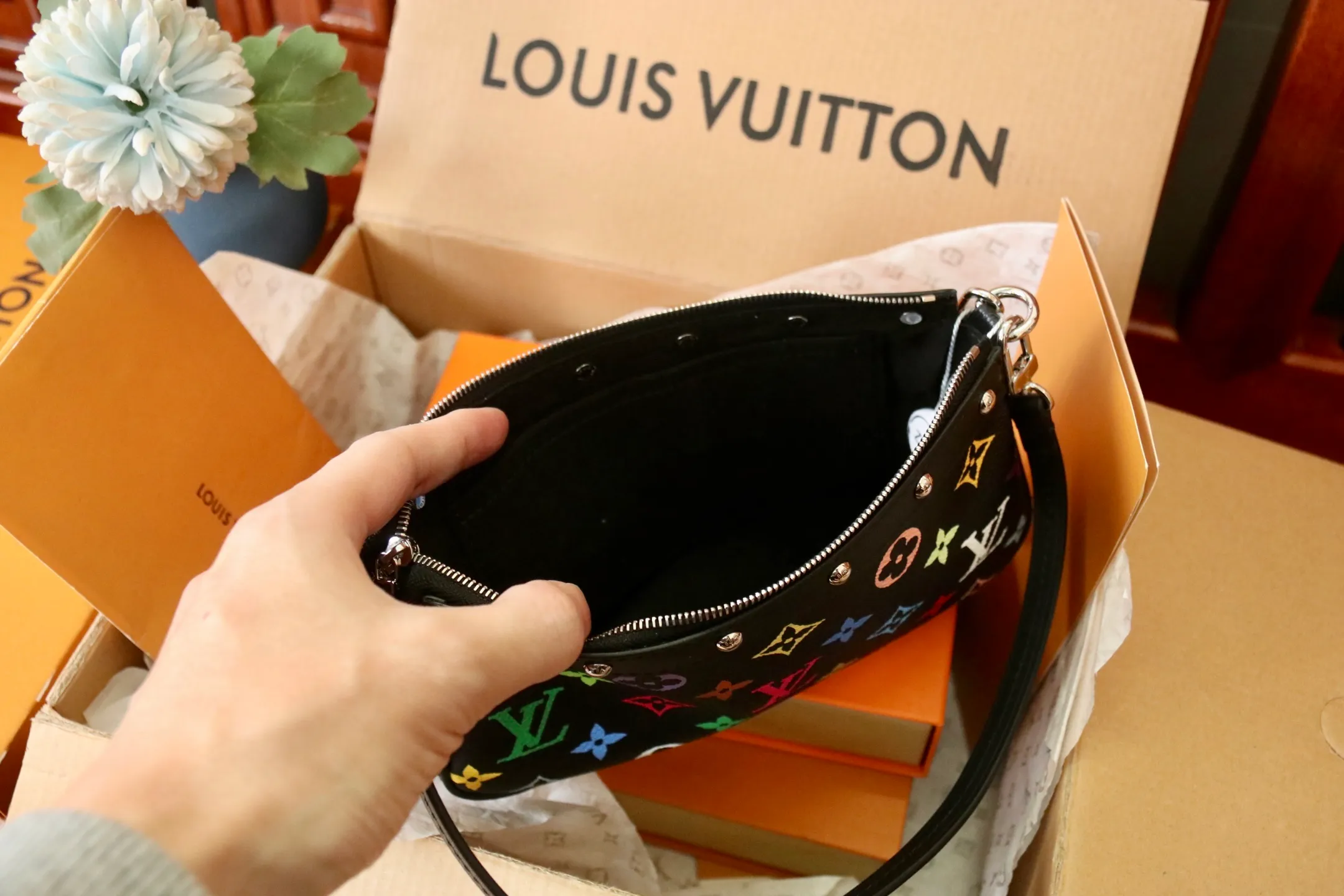 The top original P720 M13404 black Pochette Accessoires handbag is made of coated canvas and uses colorful Monogram patterns to interpret the smart style of the Louis Vuitton x Murakami cross-border collaboration series. Calf leather trim and dazzling hardware add to the sophisticated details, while the detachable shoulder strap and chain allow for flexible carry. 13 x 4 x 22 cm (height x width x length)