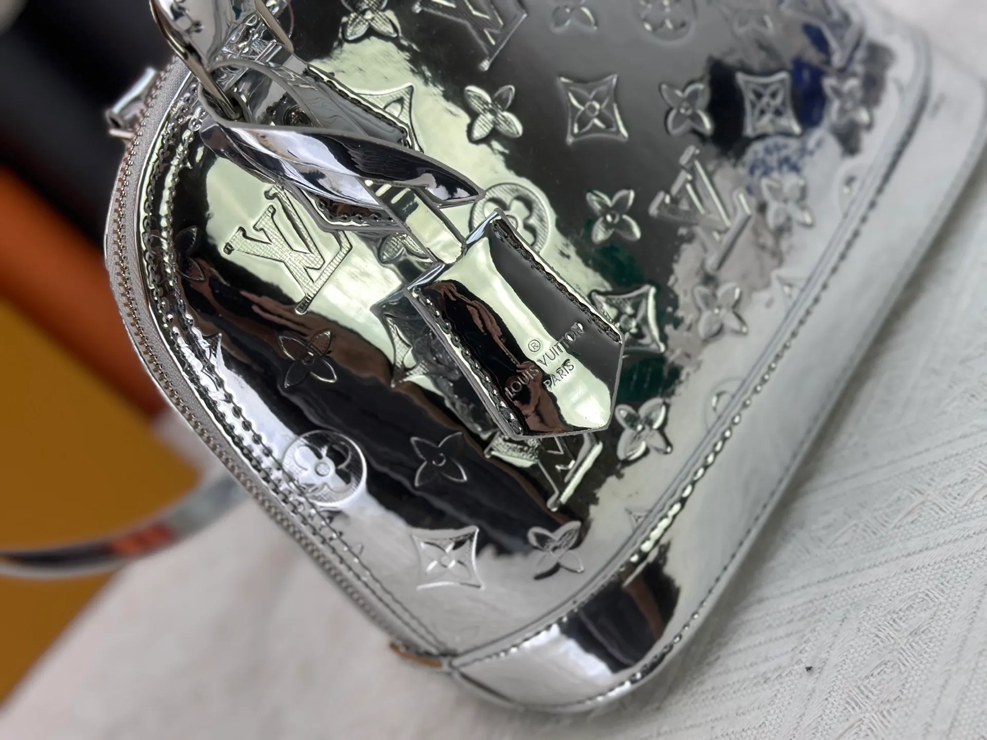 P300 M11835 M53151 M53152 The Alma medium handbag of the LVSki series draws inspiration from the Louis Vuitton archive hard box, rendering a new Monogram Miroir effect on the Monogram embossed coated canvas, highlighting the concept of retro futurism. Spacious interior patch pockets ensure organized storage. Size: 23.5x17.5x11.5cm