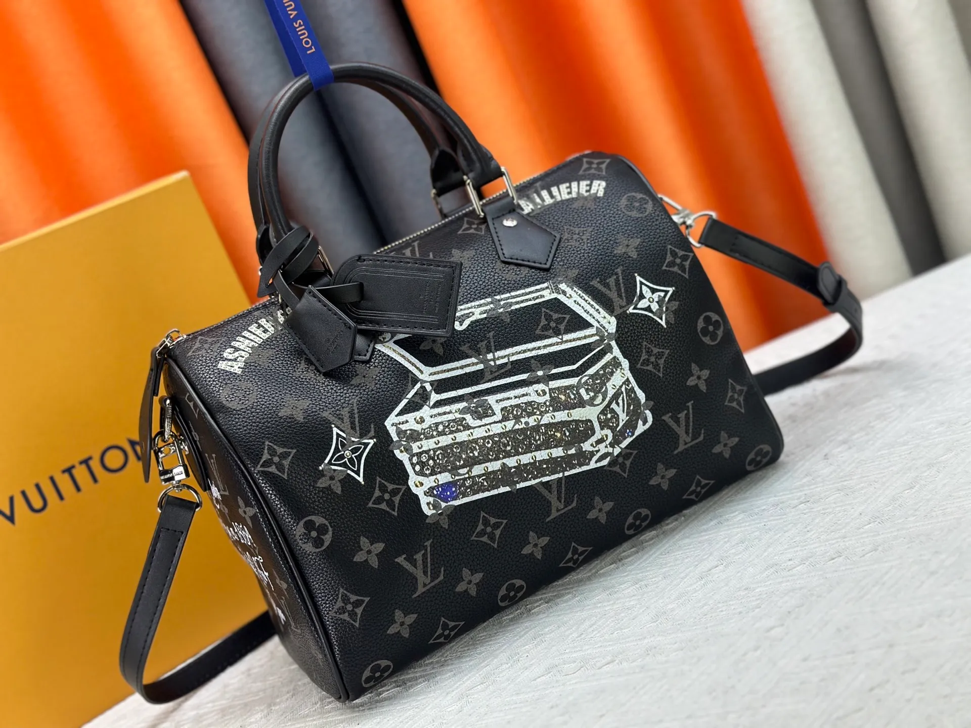 P320 upgraded original M26174 M26175 M26176 M26178 M26180 M24424 LV Speedy 30 Graffiti Pillow Bag Travel Bag Logo-level eye-catching texture and elegant temperament, casual and versatile, which is also the main reason why I bought it. With the soft and tender lambskin material, in short, it can handle various styles of commuting and leisure bags, and it is not a loss. Dimensions: 30×21x17