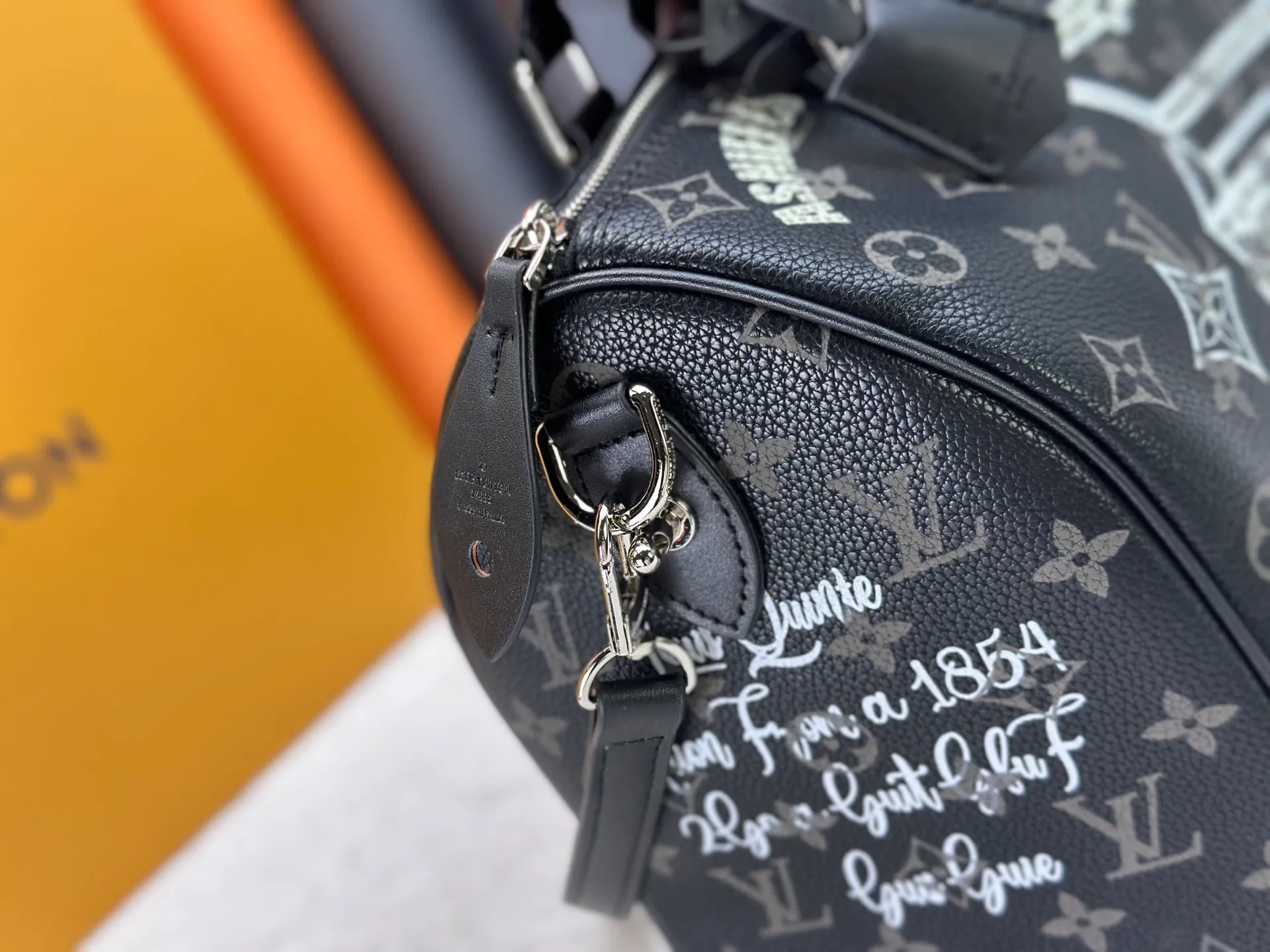 P320 upgraded original M26174 M26175 M26176 M26178 M26180 M24424 LV Speedy 30 Graffiti Pillow Bag Travel Bag Logo-level eye-catching texture and elegant temperament, casual and versatile, which is also the main reason why I bought it. With the soft and tender lambskin material, in short, it can handle various styles of commuting and leisure bags, and it is not a loss. Dimensions: 30×21x17