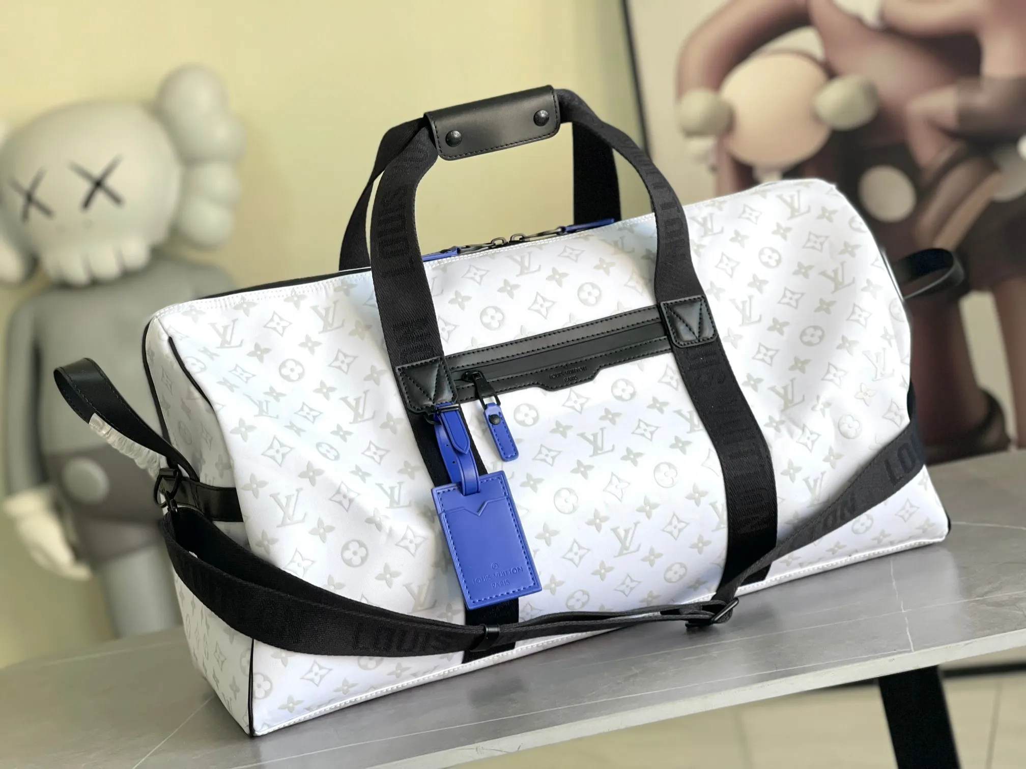💰1480 (top-grain leather) top original model 23801 Virgil Abloh introduced the Basketball Keepall 55 travel bag from the brand archives to the basketball court, rendering the NBA logo colors and lines for the classic design. Open the flap to reveal the basketball secured by the inner strap under the grid. 55 x 27 x 20 cm