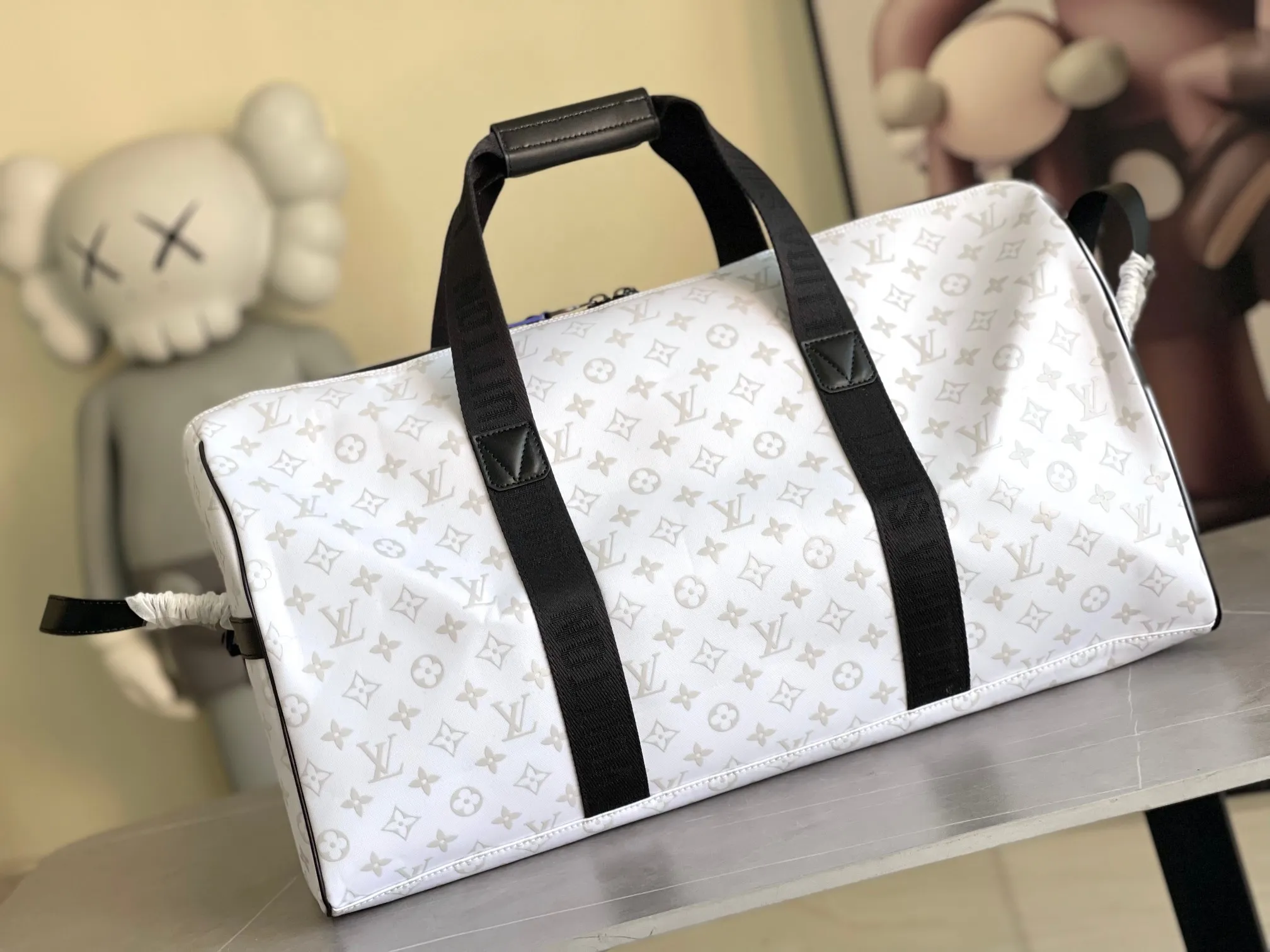 💰1480 (top-grain leather) top original model 23801 Virgil Abloh introduced the Basketball Keepall 55 travel bag from the brand archives to the basketball court, rendering the NBA logo colors and lines for the classic design. Open the flap to reveal the basketball secured by the inner strap under the grid. 55 x 27 x 20 cm