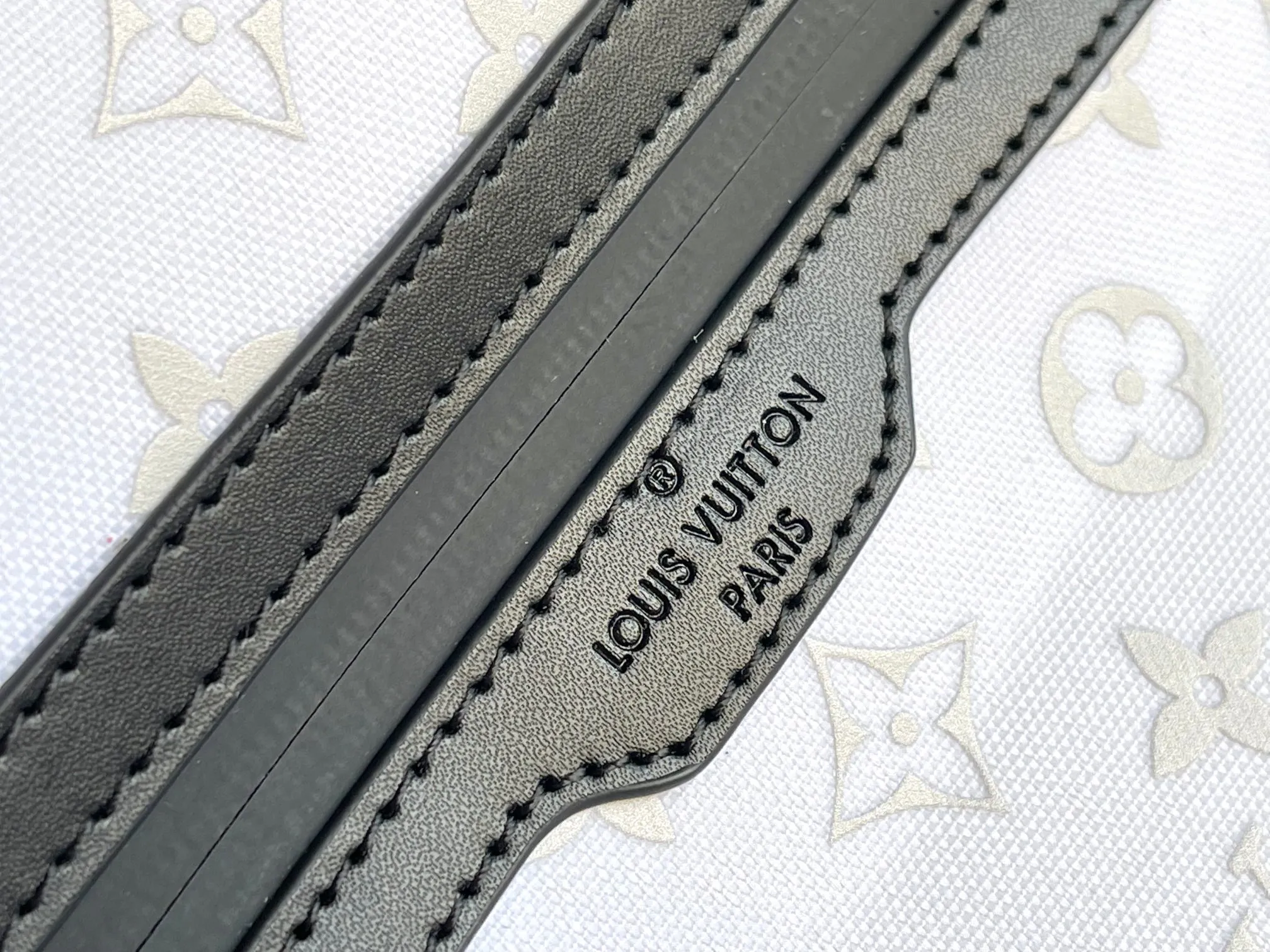 💰1480 (top-grain leather) top original model 23801 Virgil Abloh introduced the Basketball Keepall 55 travel bag from the brand archives to the basketball court, rendering the NBA logo colors and lines for the classic design. Open the flap to reveal the basketball secured by the inner strap under the grid. 55 x 27 x 20 cm