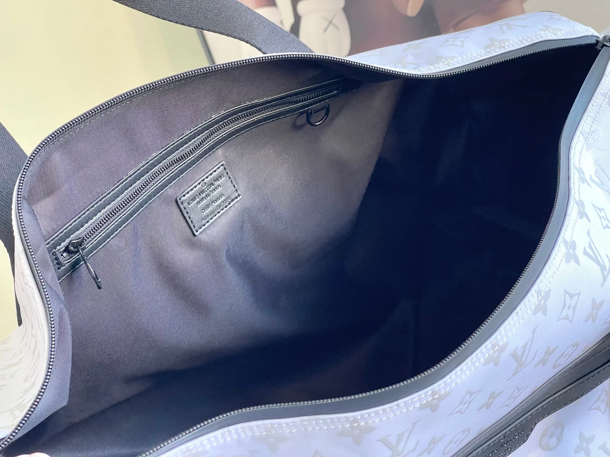 💰1480 (top-grain leather) top original model 23801 Virgil Abloh introduced the Basketball Keepall 55 travel bag from the brand archives to the basketball court, rendering the NBA logo colors and lines for the classic design. Open the flap to reveal the basketball secured by the inner strap under the grid. 55 x 27 x 20 cm