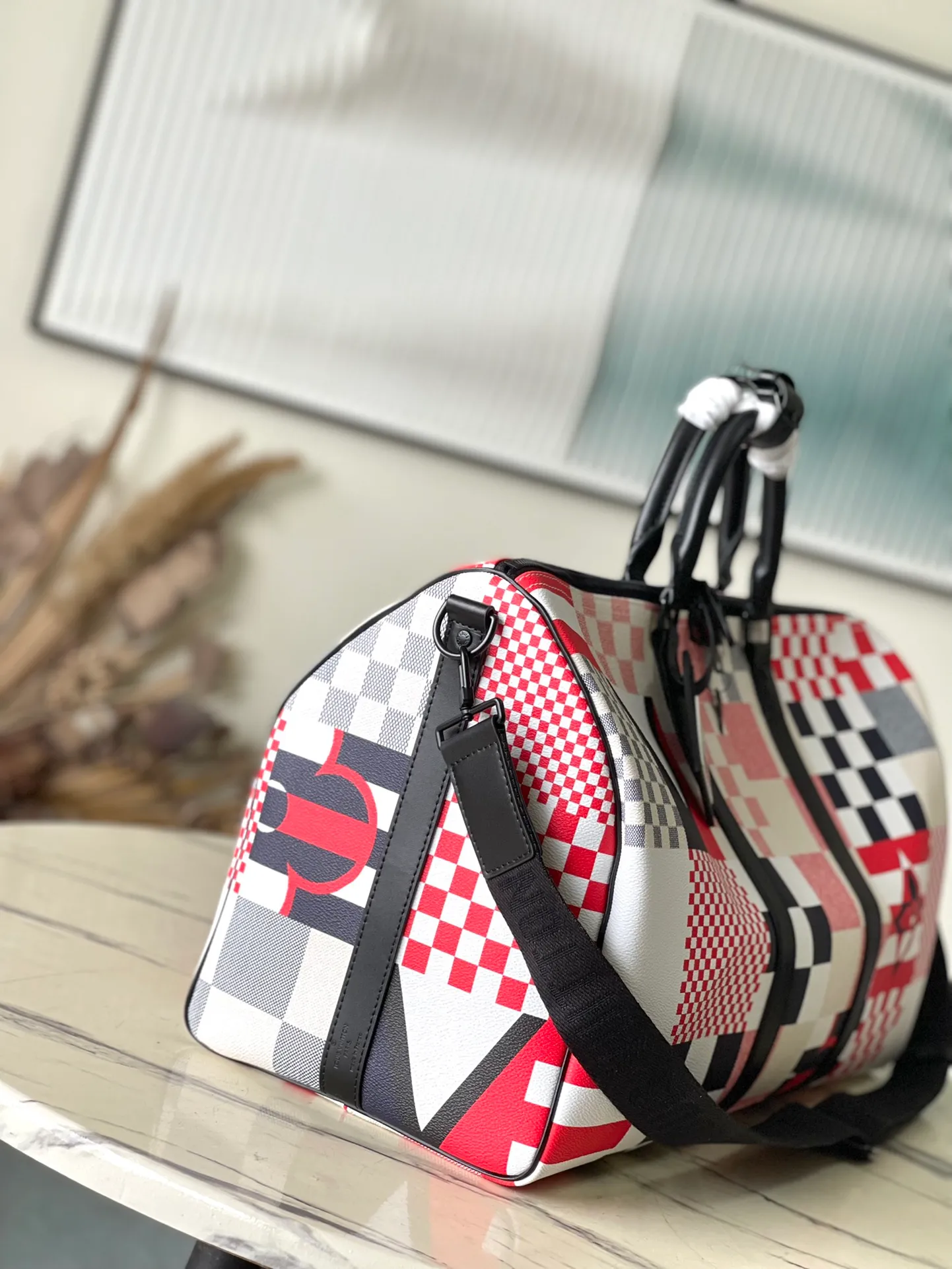 💰1180 Top Original M11674 This Keepall Bandouliere50 travel bag is from the America's Cup series. It uses Damier Flags canvas to gather flag patterns of different proportions and tones, and uses the new Damier pattern to pay tribute to the nautical tradition of using flags to transmit signals. Dimensions: 50 × 29 × 23 cm