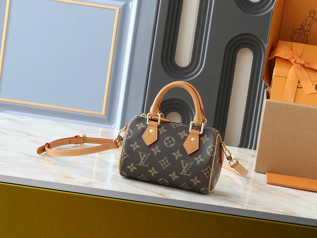 💰140💰The upgraded original M81085 Nano Speedy handbag condenses the classic Speedy handbag structure, with an exquisite design made of Monogram canvas, with distressed cow leather details and metal parts. The handles and removable and adjustable shoulder strap allow for a variety of styling possibilities. Dimensions: 16 x 10 x 7.5