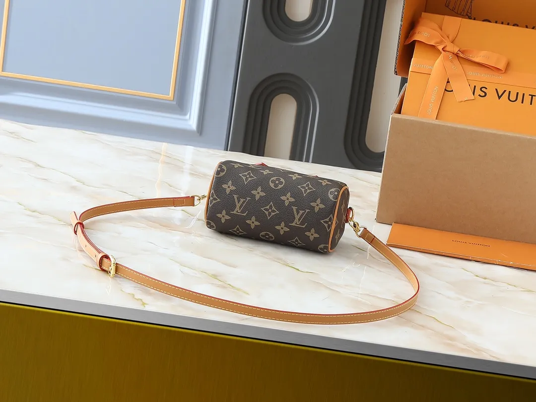 💰140💰The upgraded original M81085 Nano Speedy handbag condenses the classic Speedy handbag structure, with an exquisite design made of Monogram canvas, with distressed cow leather details and metal parts. The handles and removable and adjustable shoulder strap allow for a variety of styling possibilities. Dimensions: 16 x 10 x 7.5
