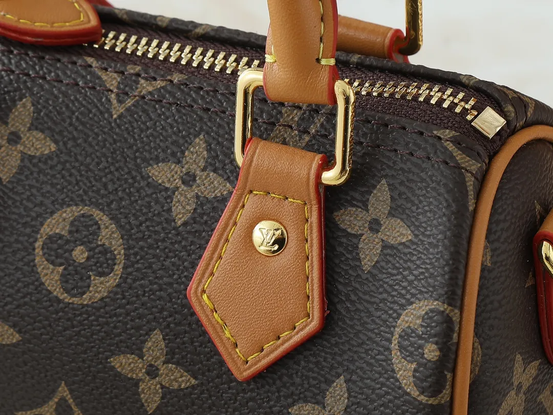 💰140💰The upgraded original M81085 Nano Speedy handbag condenses the classic Speedy handbag structure, with an exquisite design made of Monogram canvas, with distressed cow leather details and metal parts. The handles and removable and adjustable shoulder strap allow for a variety of styling possibilities. Dimensions: 16 x 10 x 7.5