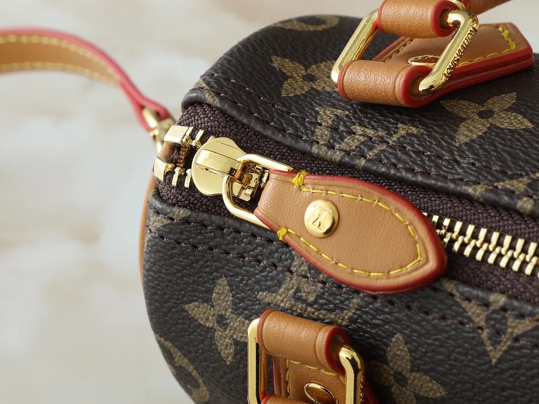 💰140💰The upgraded original M81085 Nano Speedy handbag condenses the classic Speedy handbag structure, with an exquisite design made of Monogram canvas, with distressed cow leather details and metal parts. The handles and removable and adjustable shoulder strap allow for a variety of styling possibilities. Dimensions: 16 x 10 x 7.5