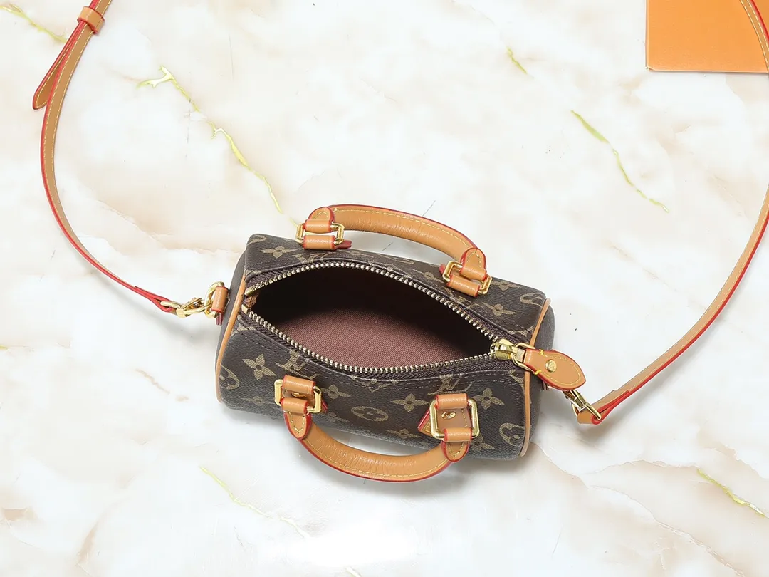 💰140💰The upgraded original M81085 Nano Speedy handbag condenses the classic Speedy handbag structure, with an exquisite design made of Monogram canvas, with distressed cow leather details and metal parts. The handles and removable and adjustable shoulder strap allow for a variety of styling possibilities. Dimensions: 16 x 10 x 7.5