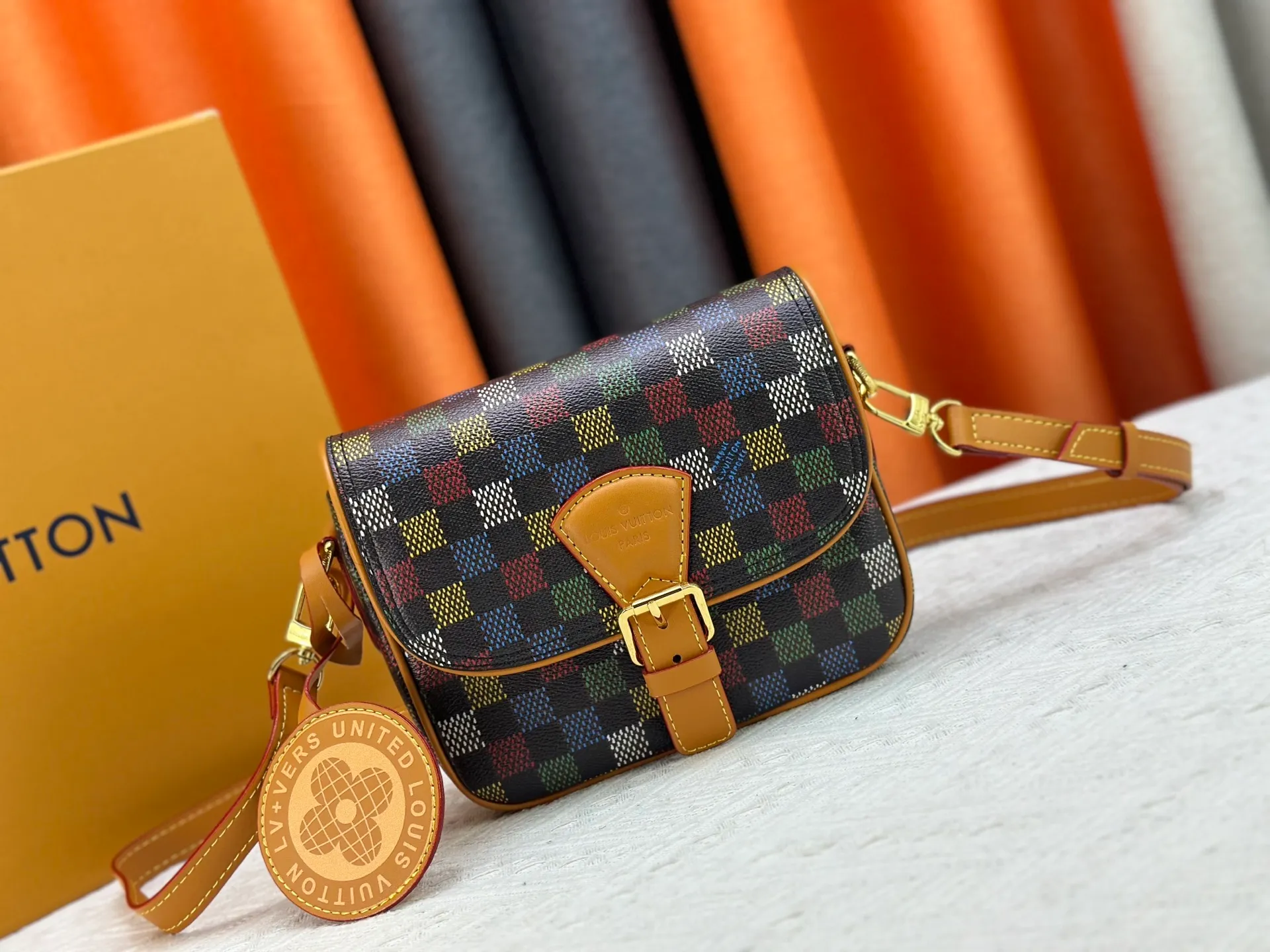 P260 Upgraded original M12694 yellow N00147 checkerboard Montsouris small messenger bag uses Monogram Macassar to create ample space, making it a perfect choice for daily travel. The retro structure and leather shoulder strap can also be easily worn in formal occasions. Dimensions: 20 x 17 x 7 cm (length x height x width)